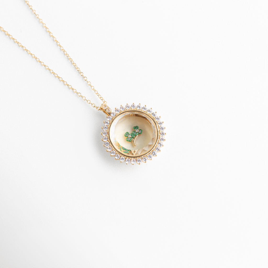 Charm trébol verde doble hoja en collar dorado delicado, Charm verde de trébol con piedras brillantes en cadena fina, Collar con charm trébol verde pequeño de doble hoja elegante, Charm trébol verde brillante en dije con estilo minimalista, Charm trébol verde doble hoja en collar fino femenino