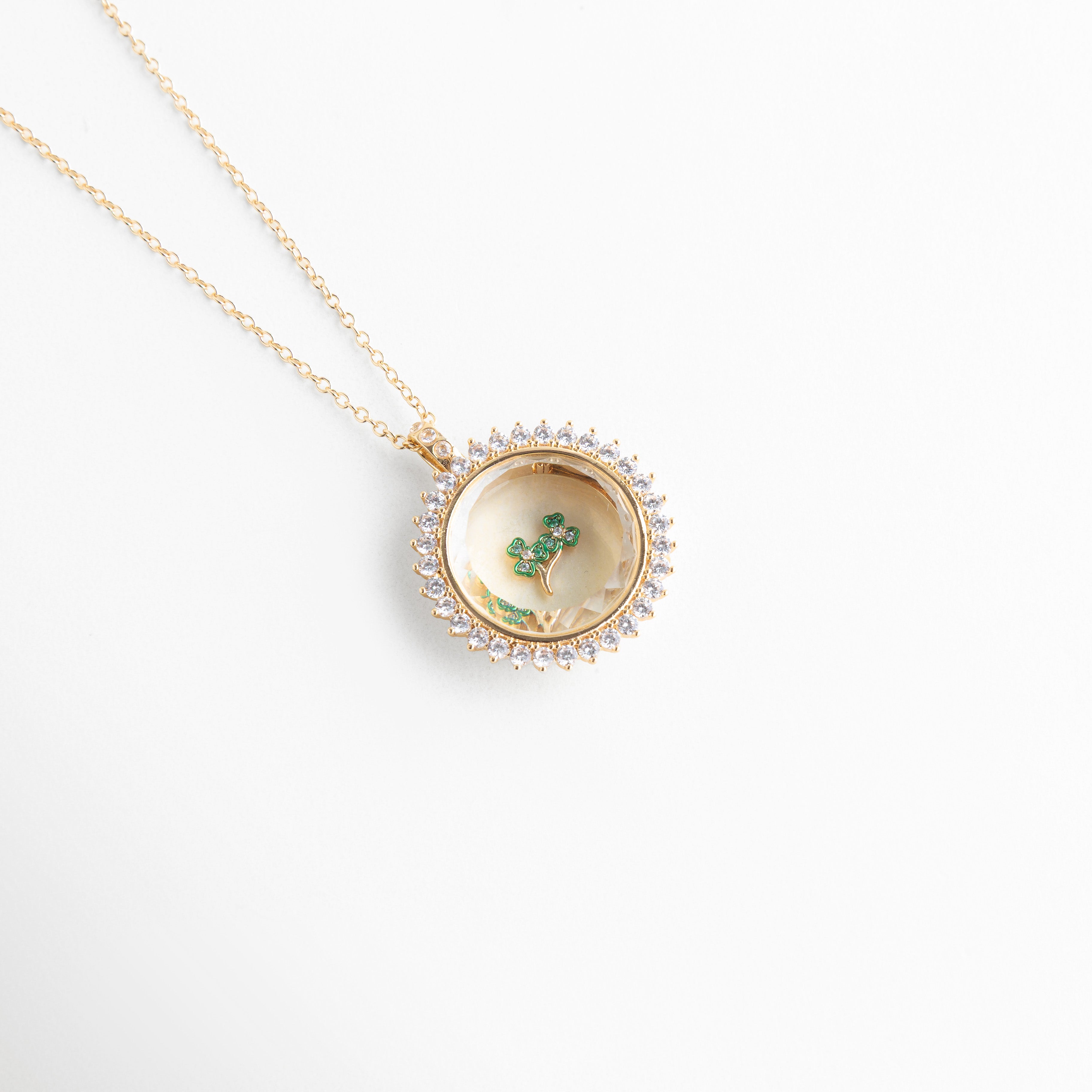 Charm trébol verde doble hoja en collar dorado delicado, Charm verde de trébol con piedras brillantes en cadena fina, Collar con charm trébol verde pequeño de doble hoja elegante, Charm trébol verde brillante en dije con estilo minimalista, Charm trébol verde doble hoja en collar fino femenino