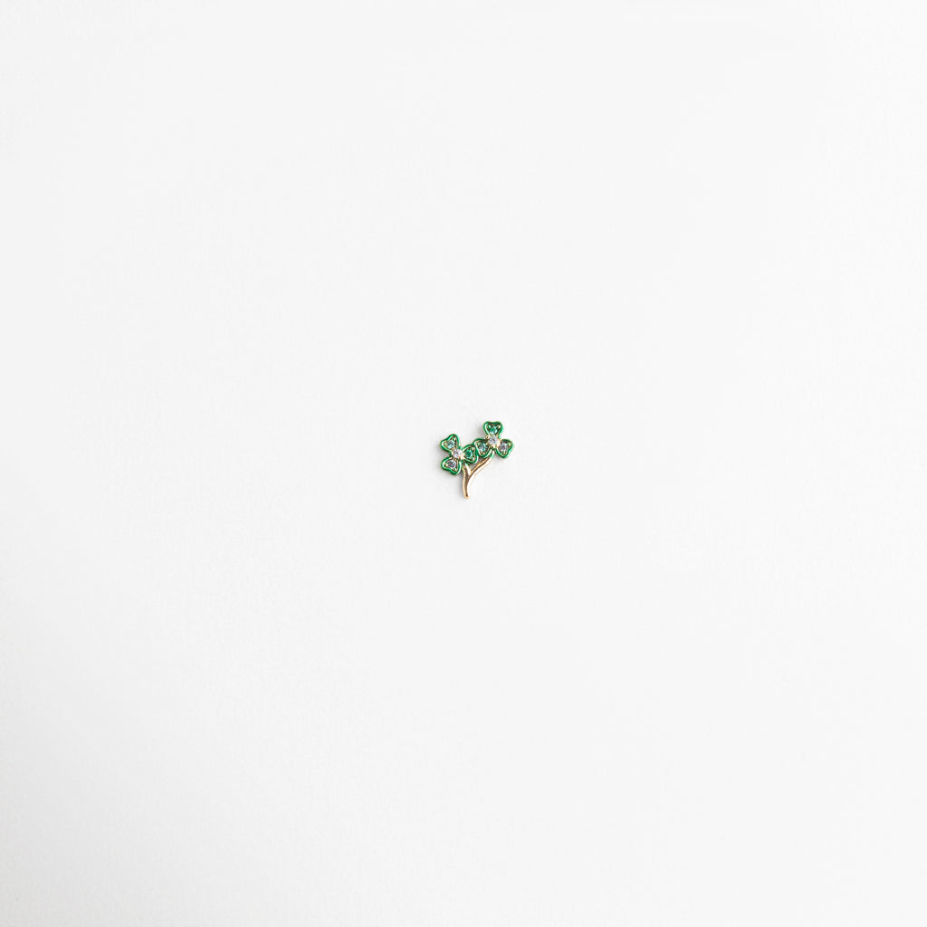 Charm trébol verde de doble hoja con piedras brillantes y diseño delicado, Charm pequeño verde en forma de trébol doble con acabado brillante, Charm trébol verde de dos hojas con piedras decorativas elegantes, Charm mini trébol verde con diseño simbólico y brillo sutil, Charm trébol verde doble hoja con piedras preciosas artificiales