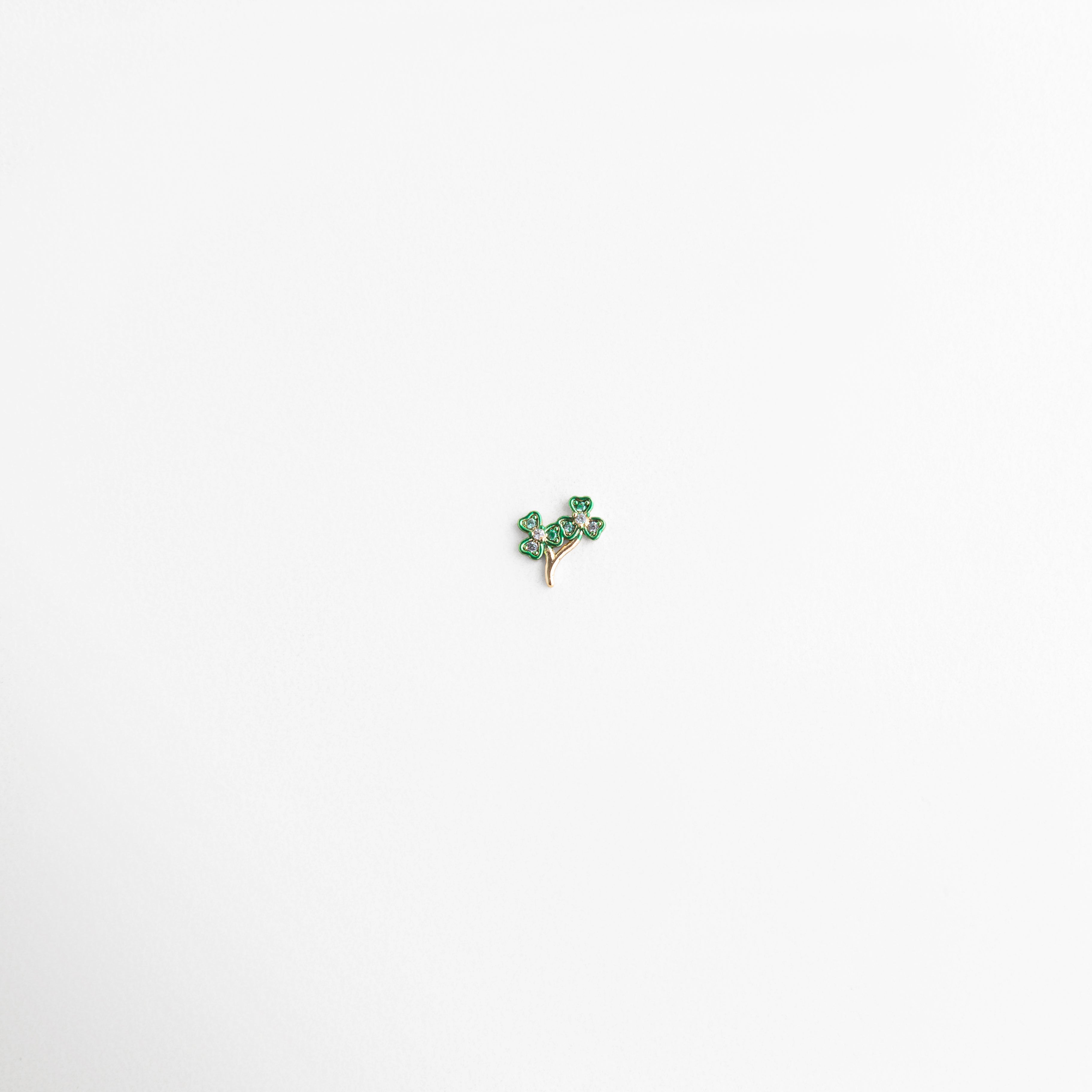 Charm trébol verde de doble hoja con piedras brillantes y diseño delicado, Charm pequeño verde en forma de trébol doble con acabado brillante, Charm trébol verde de dos hojas con piedras decorativas elegantes, Charm mini trébol verde con diseño simbólico y brillo sutil, Charm trébol verde doble hoja con piedras preciosas artificiales