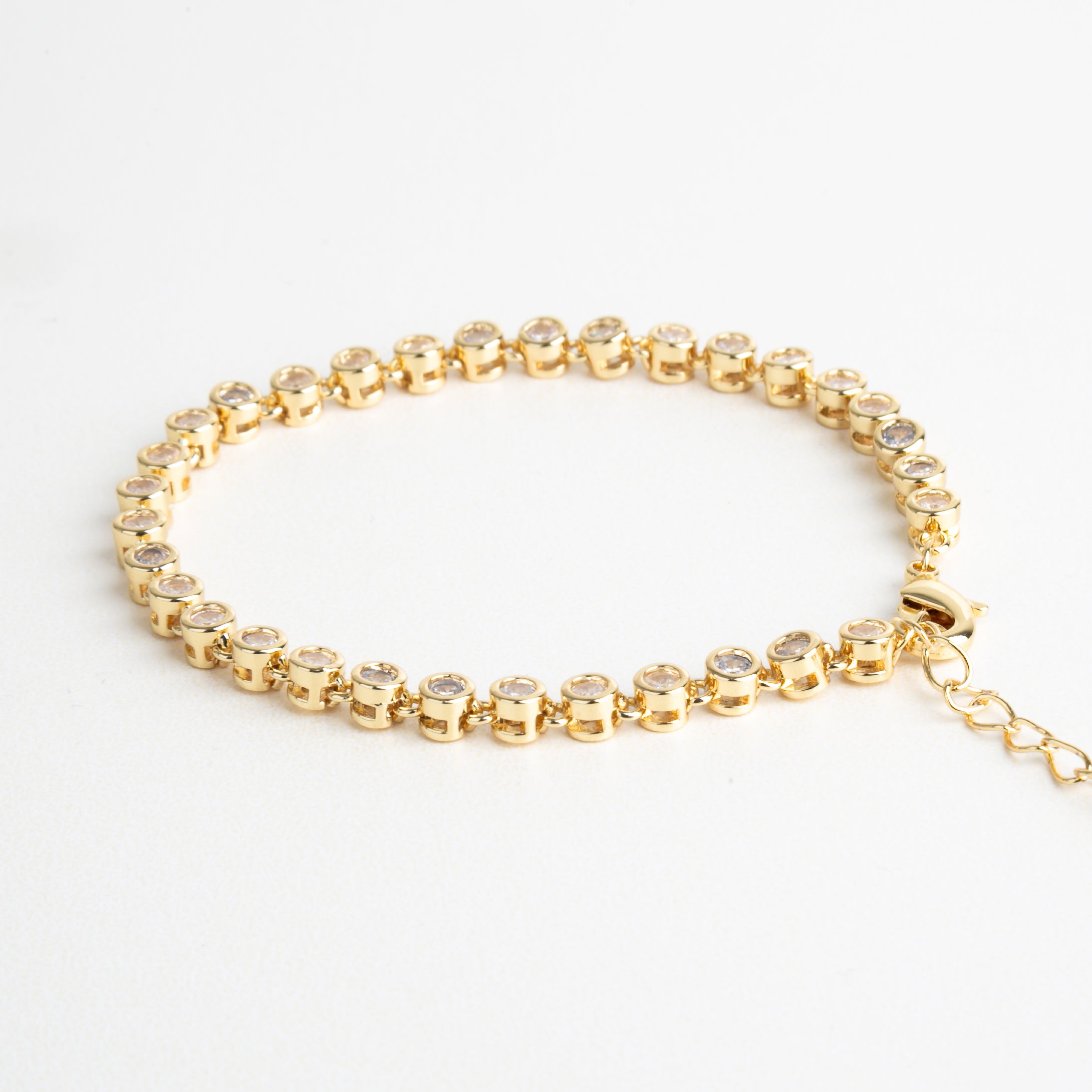 Pulsera dorada con zirconias cúbicas transparentes, Joya elegante con diseño delicado y acabado brillante, Pulsera fina en chapa de oro con detalles luminosos, Complemento sofisticado para looks frescos y modernos, Diseño dorado con incrustaciones sutiles de zirconia