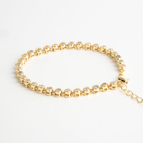 Pulsera dorada con zirconias cúbicas transparentes, Joya elegante con diseño delicado y acabado brillante, Pulsera fina en chapa de oro con detalles luminosos, Complemento sofisticado para looks frescos y modernos, Diseño dorado con incrustaciones sutiles de zirconia