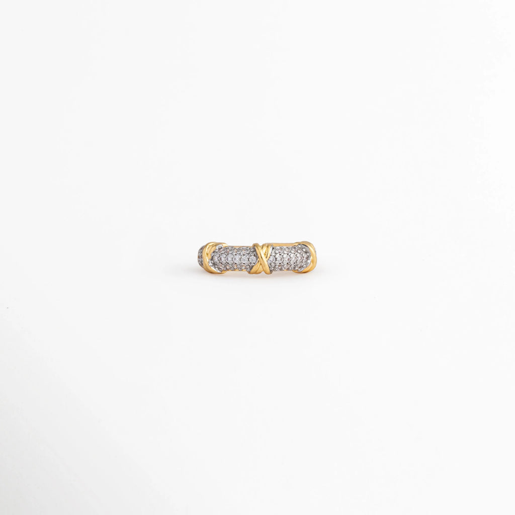 Perfil de anillo Kira con zirconias incrustadas y acabado en oro 18K, Vista lateral de anillo ajustable dorado con detalles brillantes de zirconia, Anillo de cobre chapado en oro con diseño clásico y piedras de zirconia, Detalle lateral de anillo elegante con acabado pulido y zirconias, Anillo ajustable con incrustaciones de zirconia visto de perfil