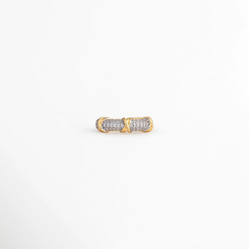 Perfil de anillo Kira con zirconias incrustadas y acabado en oro 18K, Vista lateral de anillo ajustable dorado con detalles brillantes de zirconia, Anillo de cobre chapado en oro con diseño clásico y piedras de zirconia, Detalle lateral de anillo elegante con acabado pulido y zirconias, Anillo ajustable con incrustaciones de zirconia visto de perfil