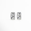 aretes rectangulares plateados, aretes estilo líquido, joyería minimalista mujer, aretes modernos plateados, aretes brillantes efecto ondulado, accesorios elegantes plateados, aretes geométricos chic, aretes statement pequeños