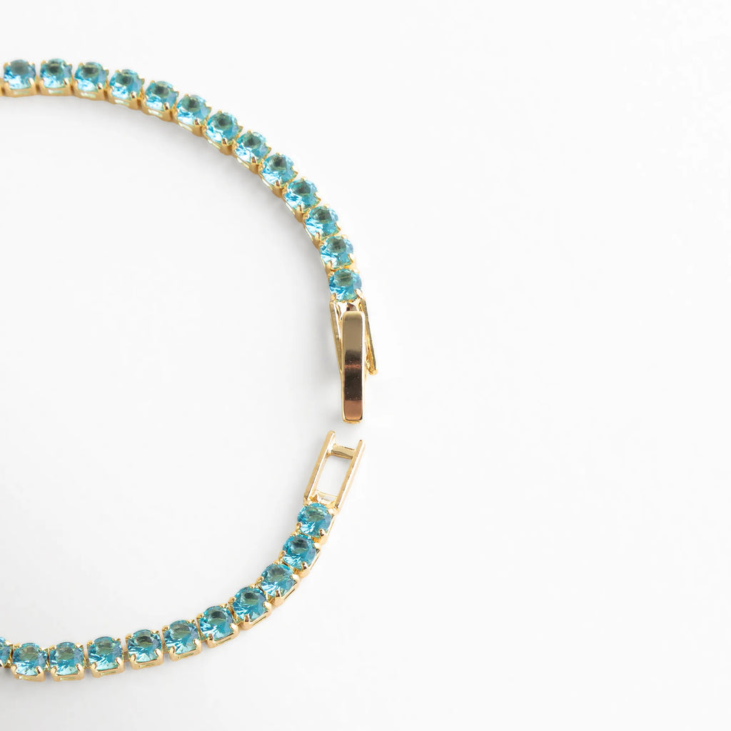 Vista del sistema de cierre desplegable, destacando su estructura segura y el brillo de cada cristal.