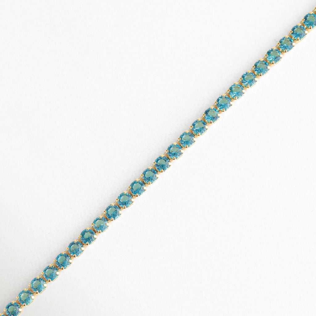 Diseño flexible y fluido que realza la tonalidad azul brillante, ideal para usar sola o en layering.