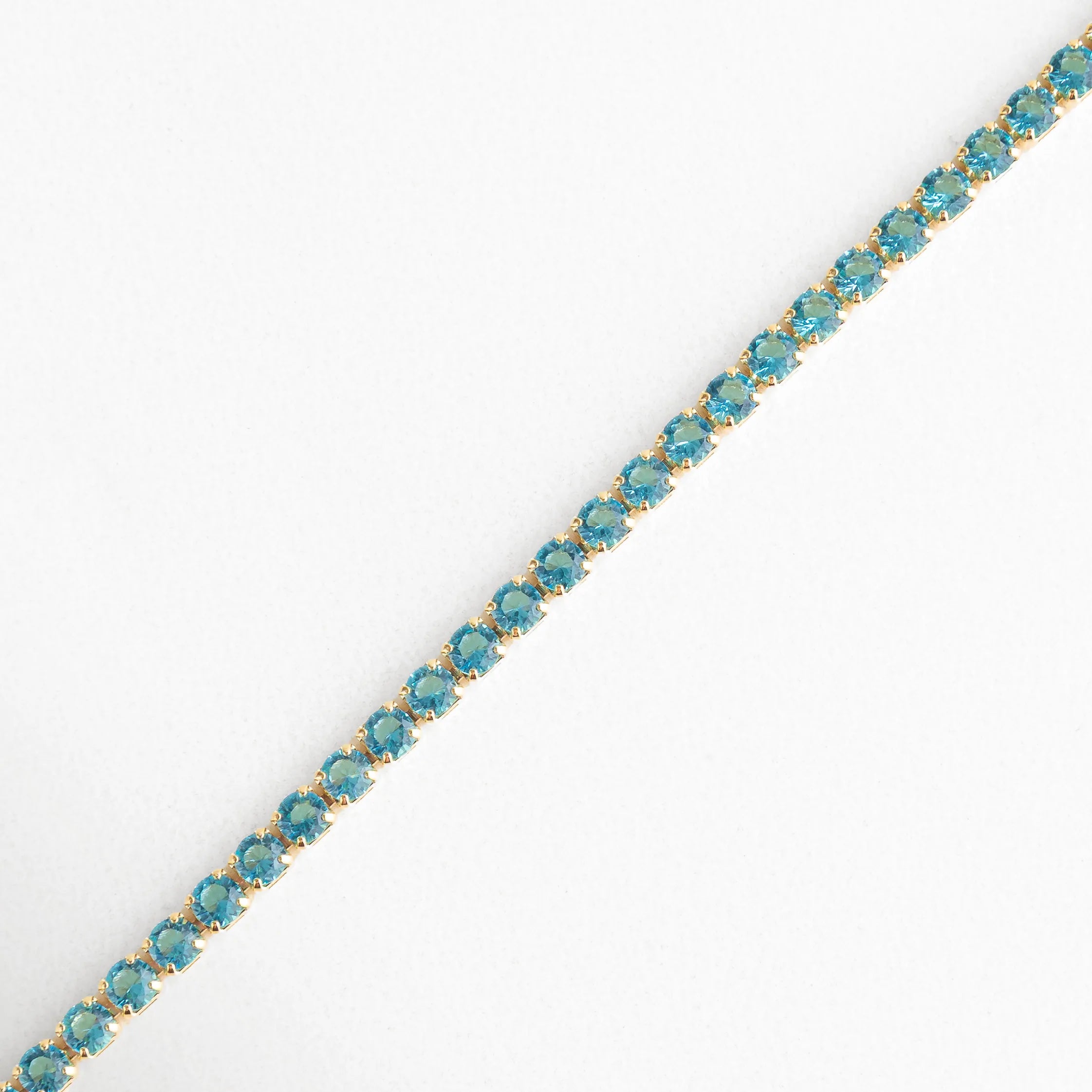 Diseño flexible y fluido que realza la tonalidad azul brillante, ideal para usar sola o en layering.