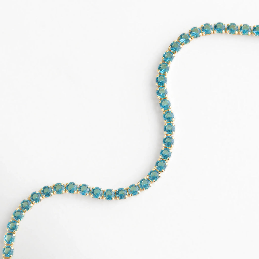 Acabado dorado pulido con cristales incrustados, destacando su precisión y estilo atemporal.