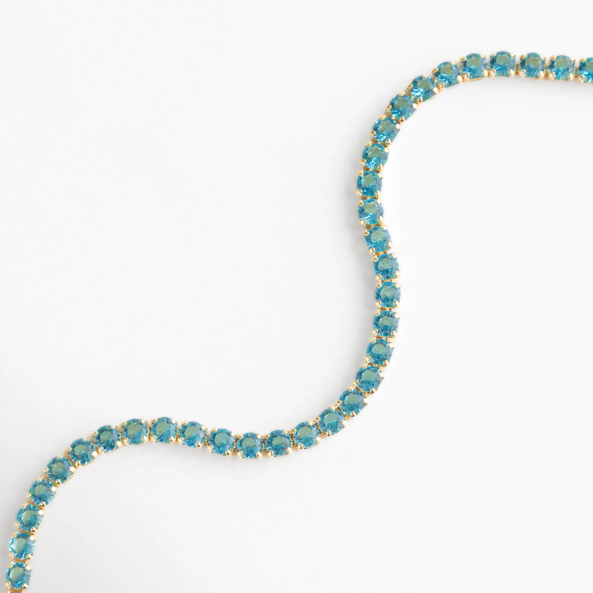 Acabado dorado pulido con cristales incrustados, destacando su precisión y estilo atemporal.