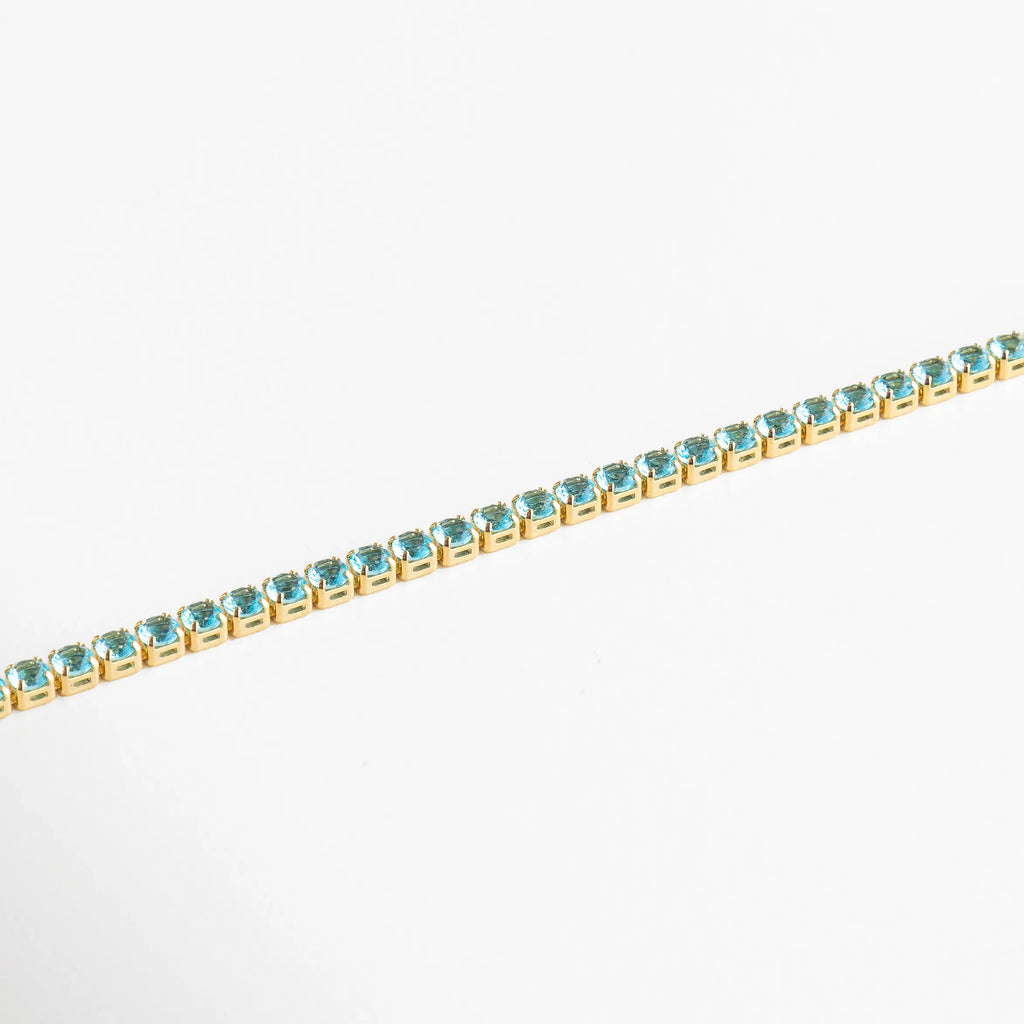 Cristales azules perfectamente alineados sobre base dorada, reflejando luz con cada movimiento.