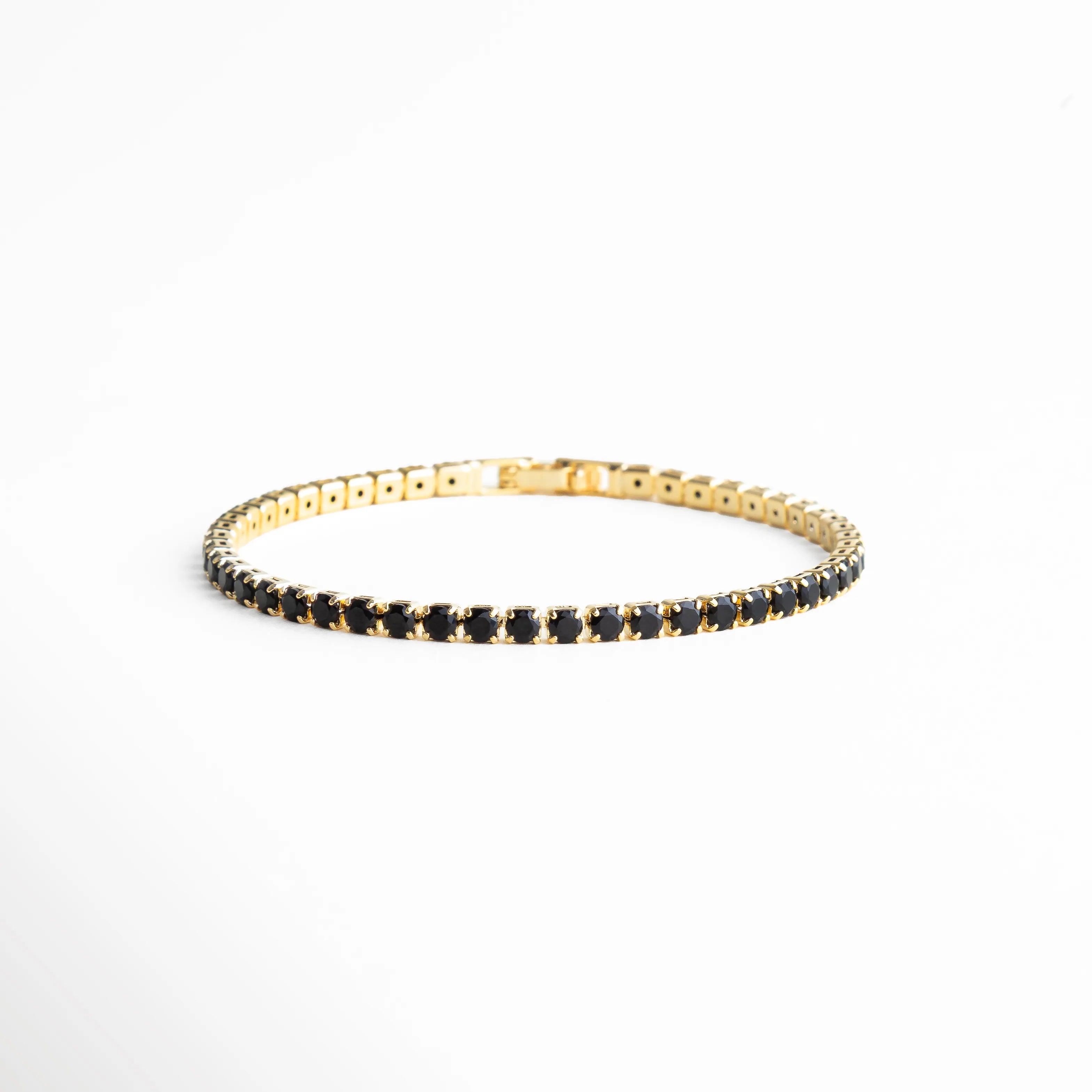 Pulsera tipo tenis con zirconias negras, vista superior de diseño elegante, Pulsera circular delgada con baño en oro blanco 18K y piedras negras, Vista completa de pulsera minimalista con zirconias negras brillantes, Pulsera fina de 18 cm con diseño uniforme de piedras negras, Pulsera elegante y delgada con zirconias oscuras en acabado brillante