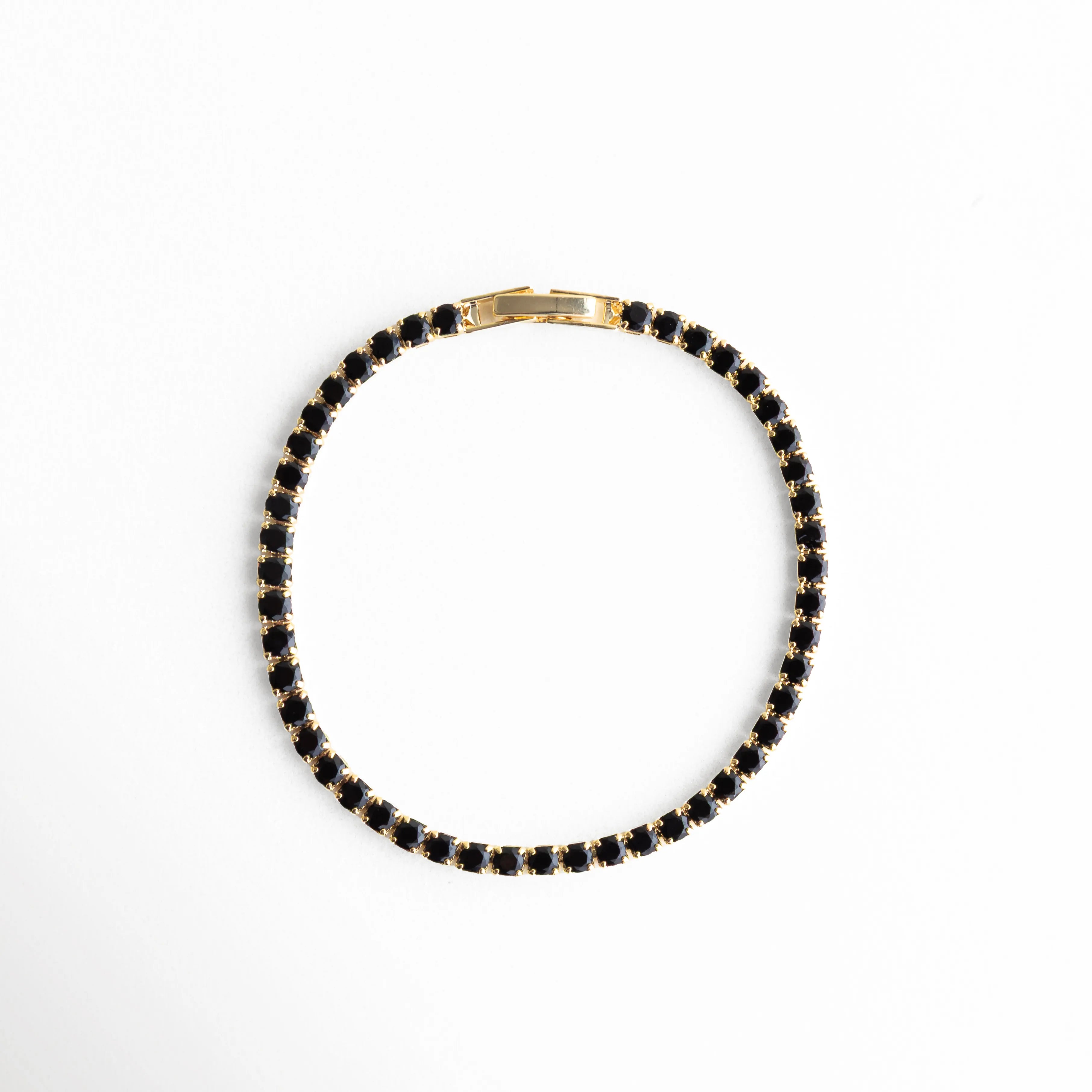 Pulsera completa con zirconias negras y baño en oro blanco 18K, diseño elegante, Pulsera tipo tenis negra con forma circular, estilo minimalista sofisticado, Pulsera de cobre con recubrimiento en oro blanco y piedras negras brillantes, Pulsera elegante para mujer con zirconias negras, diseño versátil, Pulsera fina de 0.3 cm con zirconias oscuras, ideal para cualquier ocasión