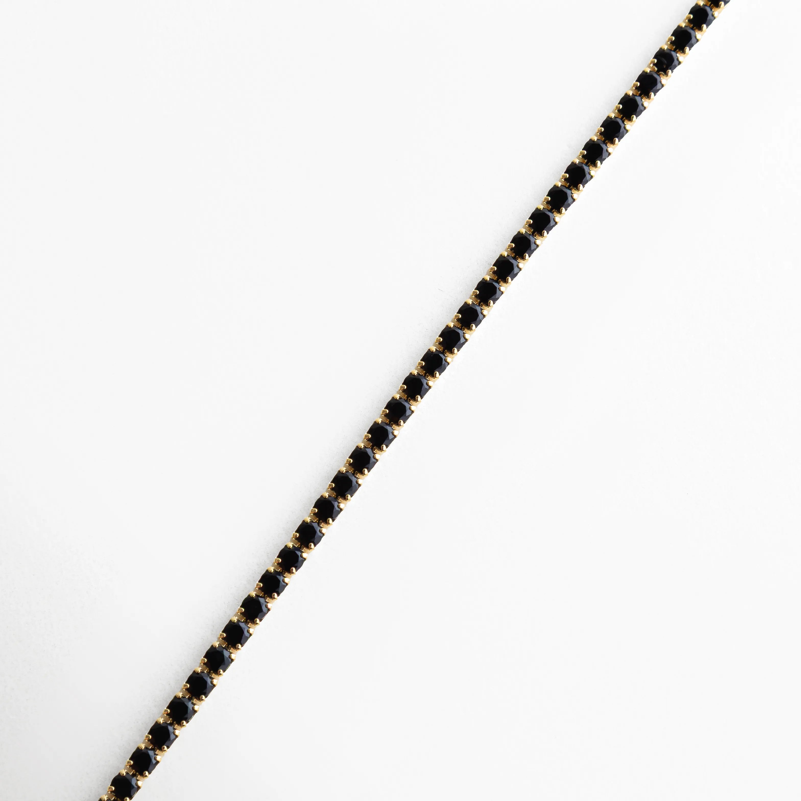 Pulsera de zirconia negra con baño en oro blanco 18K, diseño minimalista elegante, Pulsera delgada de cobre con incrustaciones de zirconias negras, estilo sofisticado, Pulsera tipo tenis negra con acabado en oro blanco 18K, diseño moderno y versátil, Pulsera elegante de 18 cm con zirconias oscuras, ideal para uso diario, Pulsera fina con piedras negras brillantes y recubrimiento en oro blanco