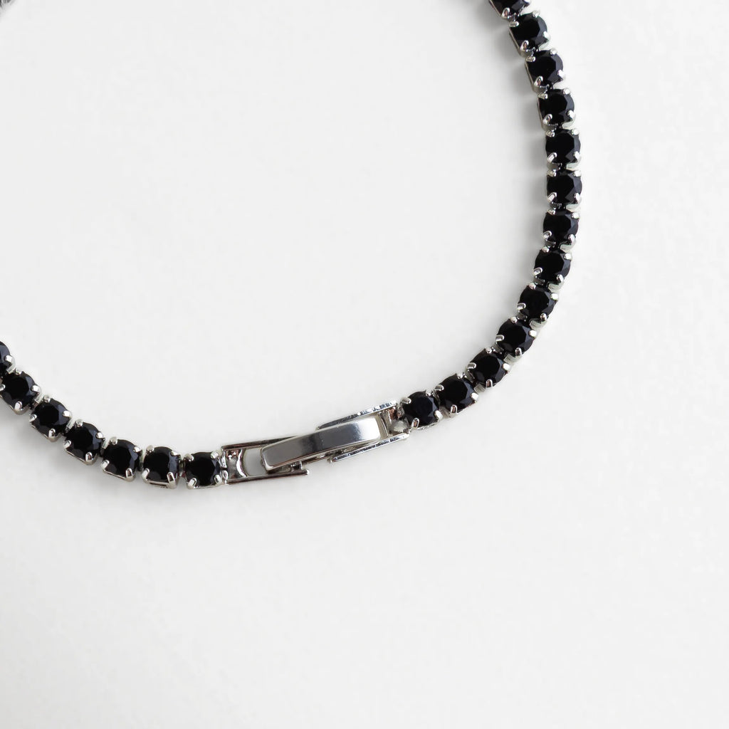 Cierre seguro metálico con acabado brillante, diseñado para complementar la elegancia del modelo.