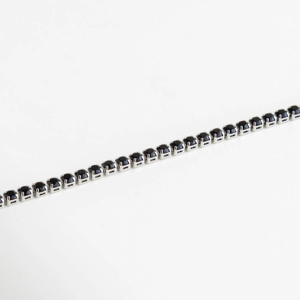 Estructura metálica pulida con cristales negros perfectamente alineados, destacando su calidad y precisión.