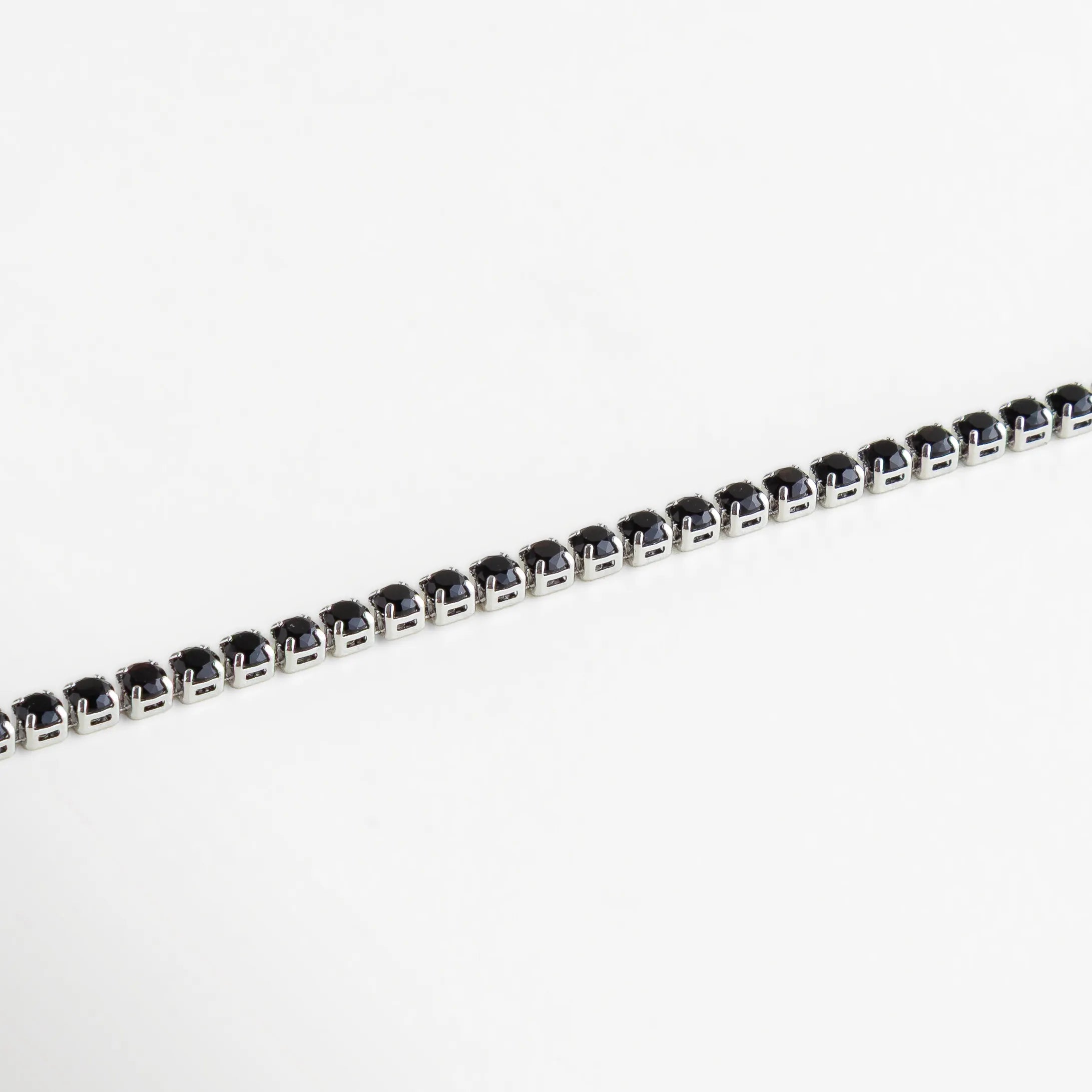 Estructura metálica pulida con cristales negros perfectamente alineados, destacando su calidad y precisión.