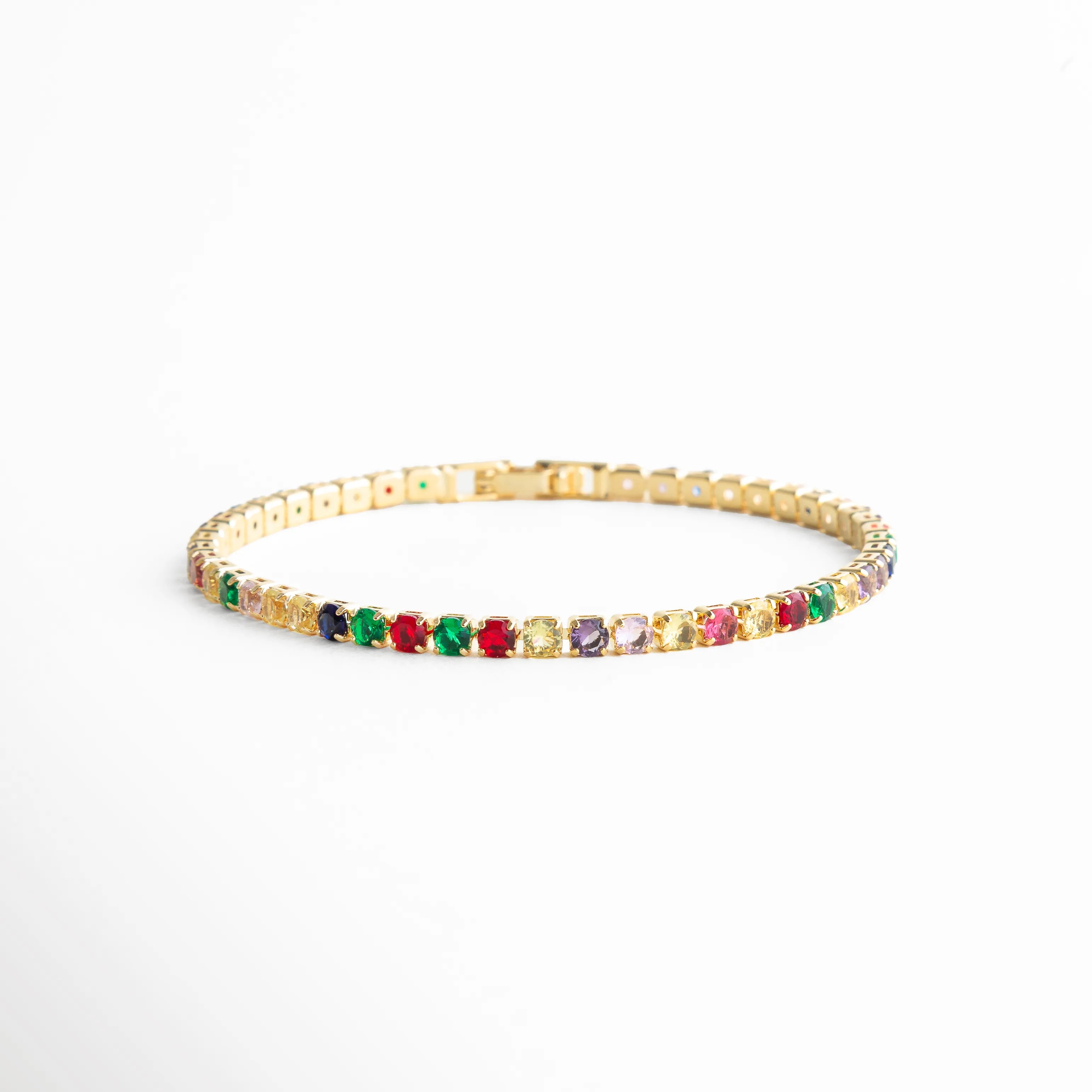Pulsera dorada con zirconias sutiles en diseño minimalista elegante, Variante de pulsera con acabado oro 18K y detalles discretos, Pulsera fina dorada con brillo suave y estilo sofisticado, Diseño elegante de pulsera tipo tenis con zirconias delicadas, Pulsera minimalista en tono dorado con acabado brillante