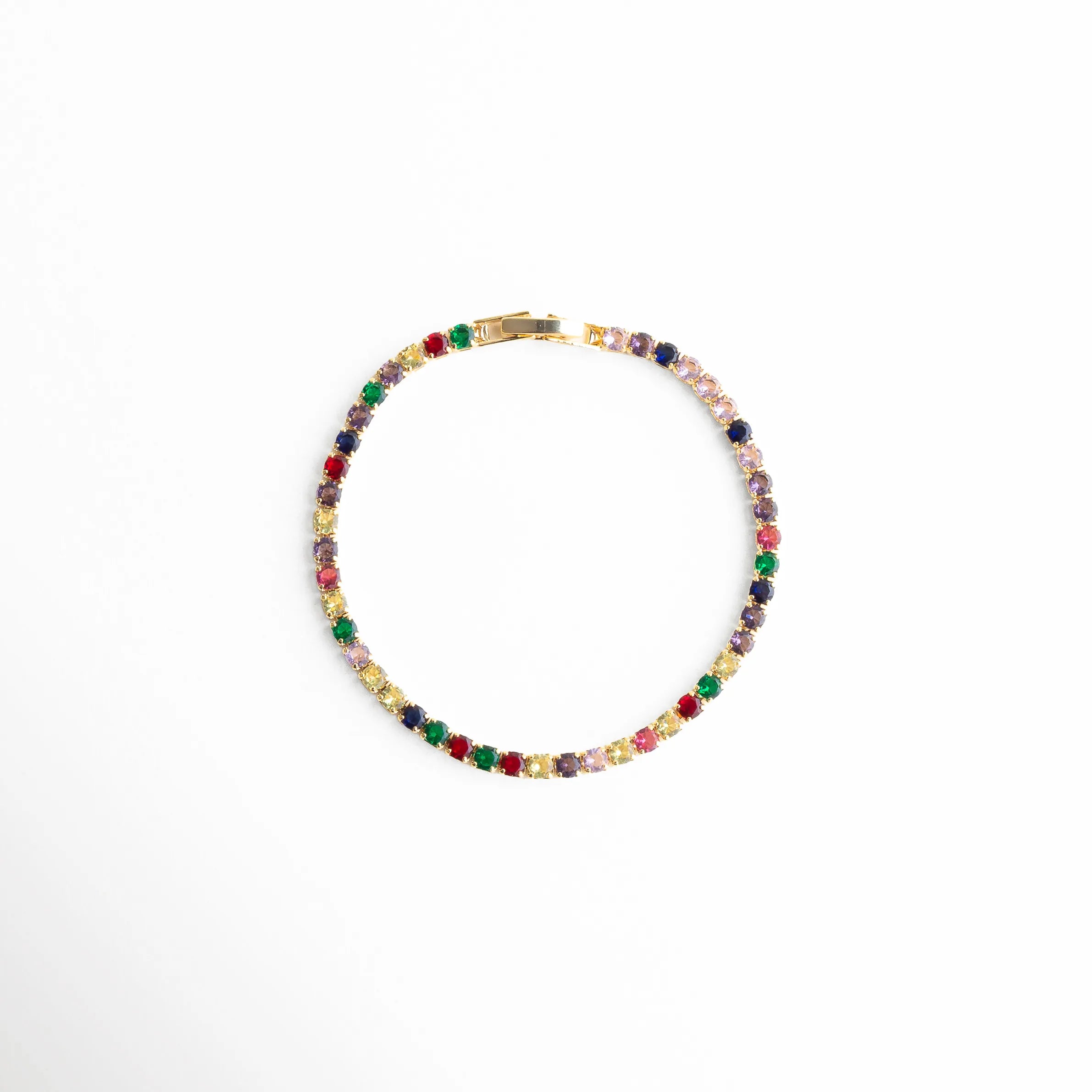 Pulsera completa multicolor con zirconias en forma circular elegante, Vista cerrada de pulsera dorada con piedras de colores vibrantes, Pulsera tipo tenis con zirconias multicolor en todo el contorno, Diseño circular de pulsera con acabado oro 18K y brillo uniforme, Pulsera fina multicolor ideal para looks modernos y femeninos