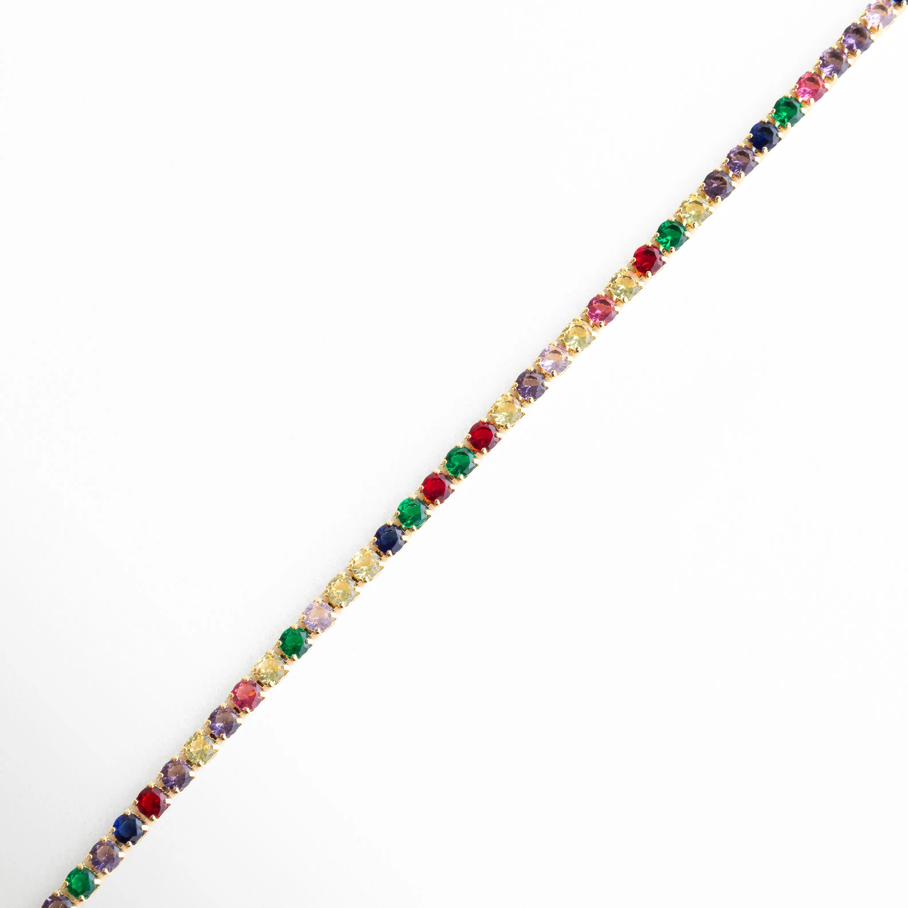 Pulsera multicolor en línea recta con zirconias sobre acabado oro 18K, Vista completa de pulsera con piedras de colores alineadas uniformemente, Pulsera tipo tenis delgada con zirconias multicolor sobre fondo claro, Pulsera elegante de 18 cm con diseño colorido y acabado brillante, Pulsera fina con zirconias arcoíris en disposición lineal
