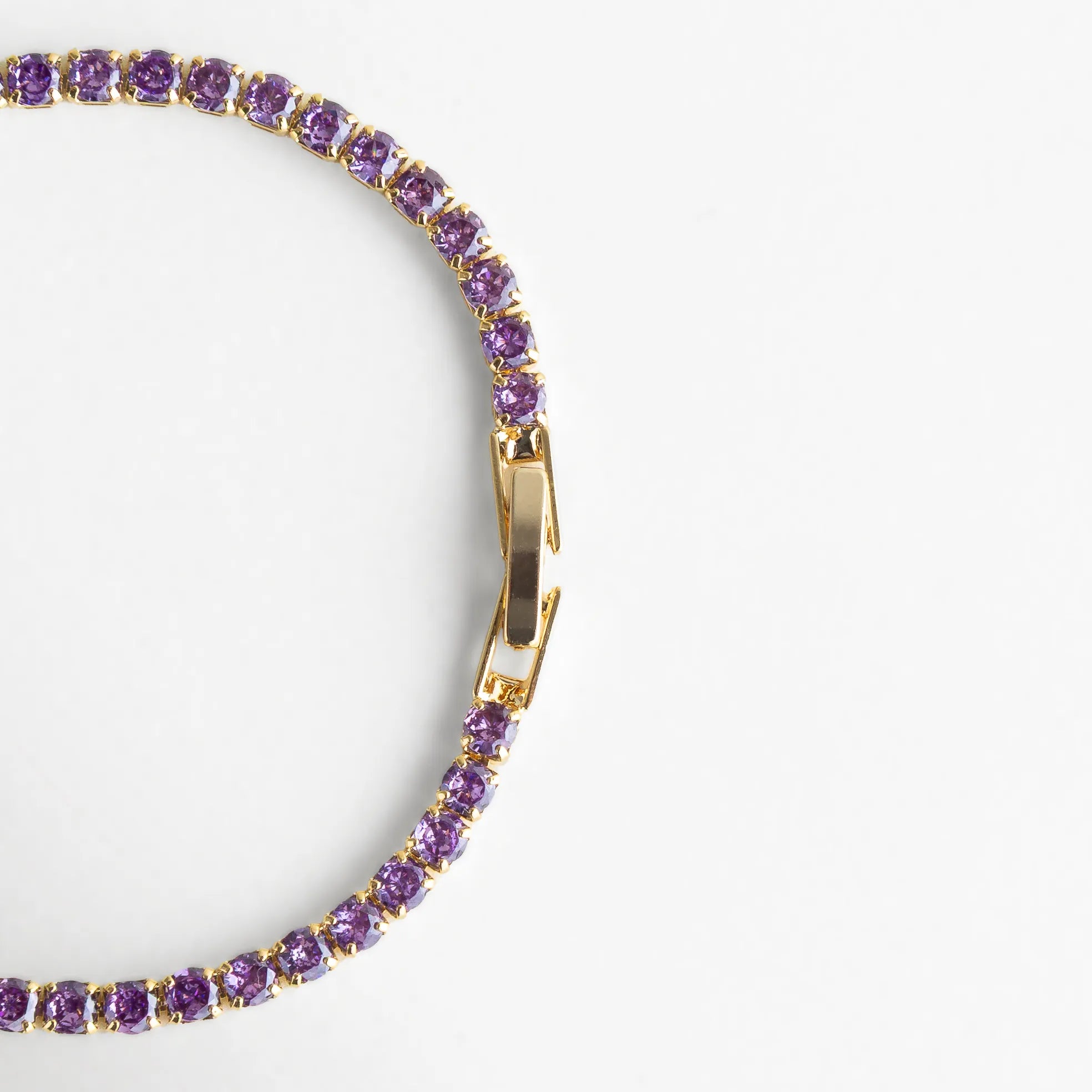 Detalle del cierre metálico dorado con acabado pulido, diseñado para ofrecer seguridad y elegancia.