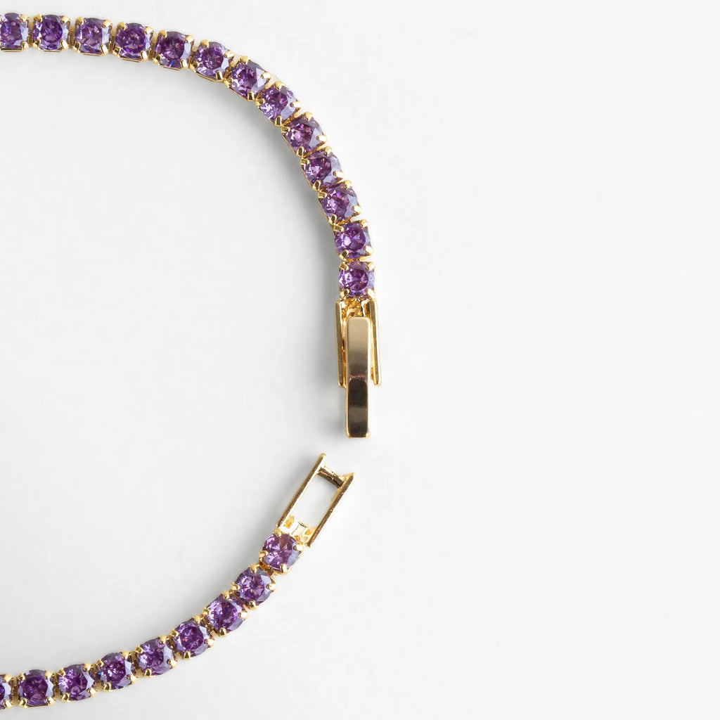 Vista del mecanismo desplegable de la pulsera, resaltando su estructura fina y la calidad del engaste.