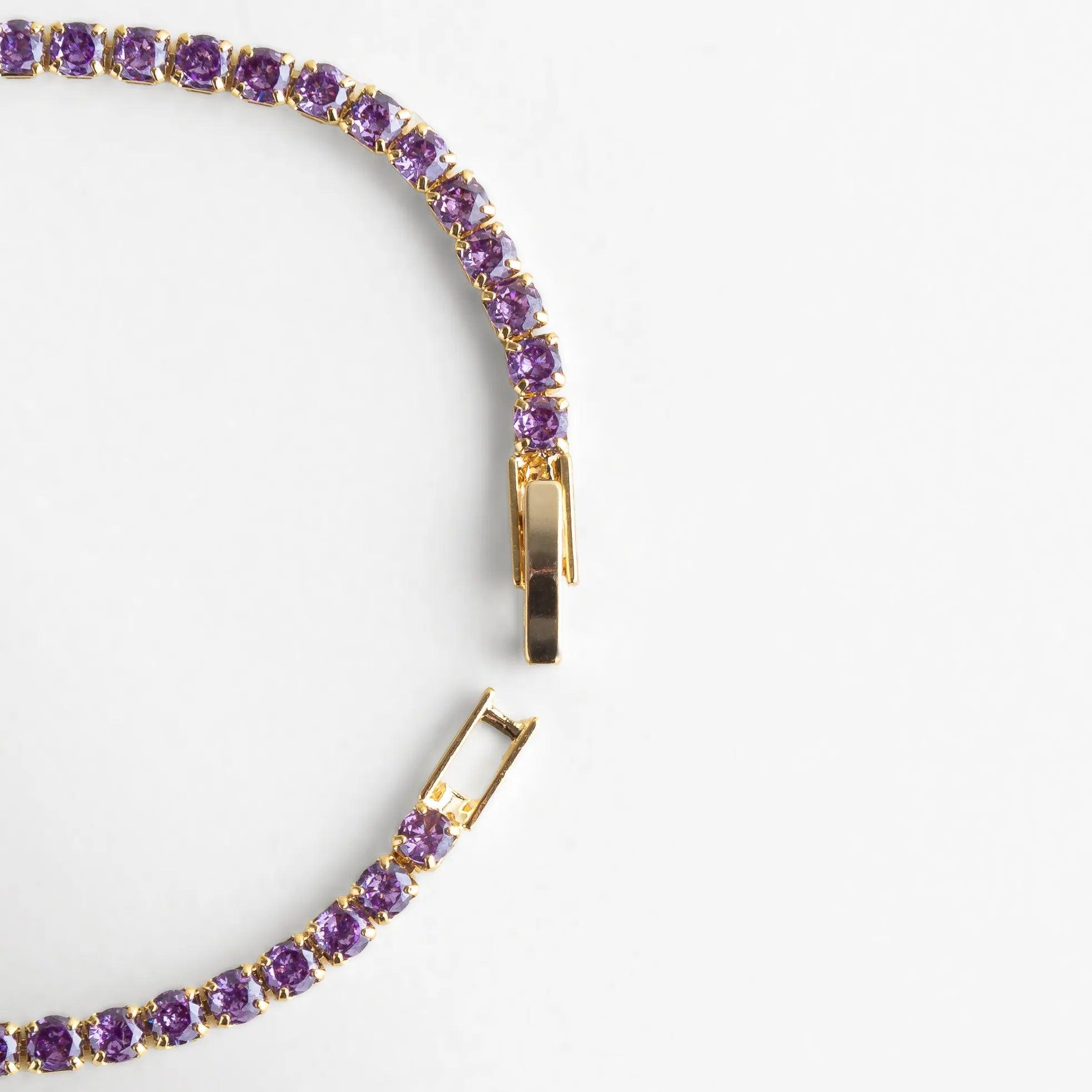 Vista del mecanismo desplegable de la pulsera, resaltando su estructura fina y la calidad del engaste.