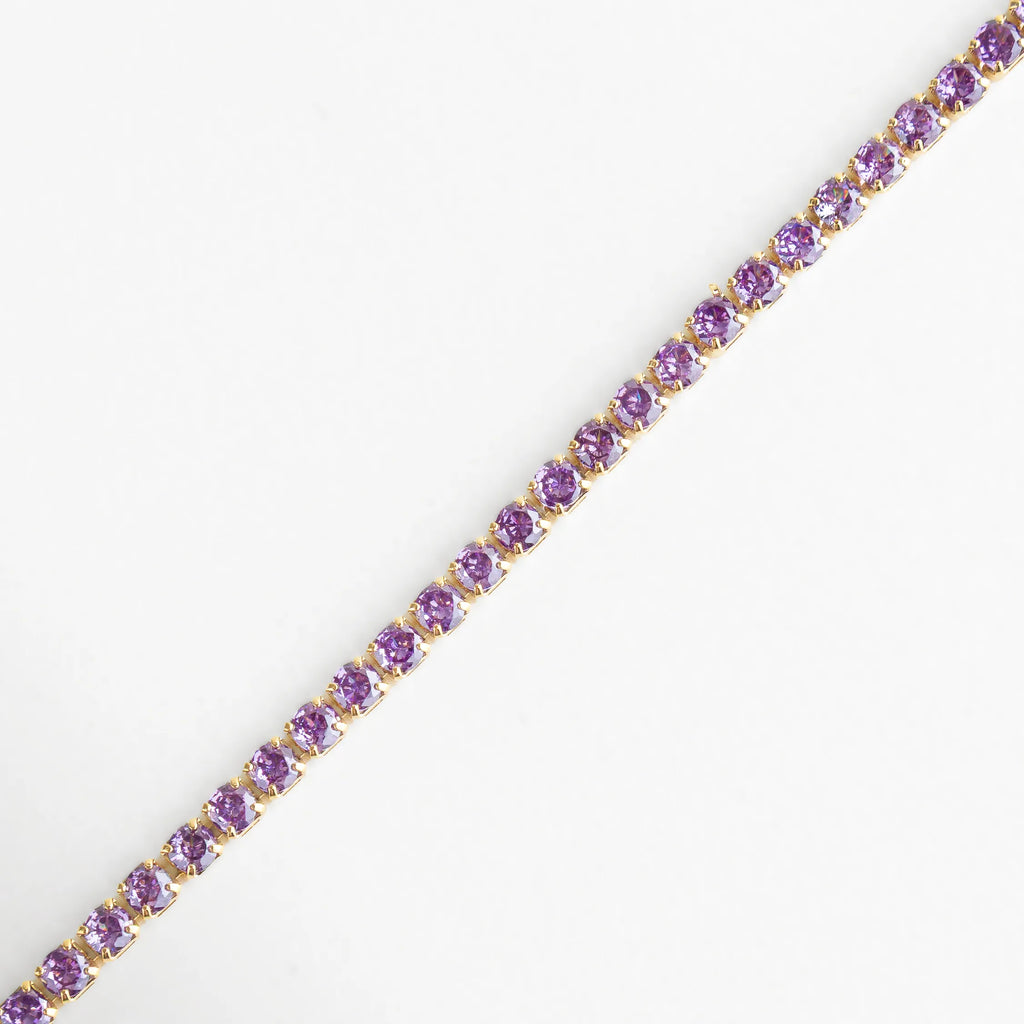 Diseño brillante con cristales color lavanda, una pieza moderna con encanto femenino.