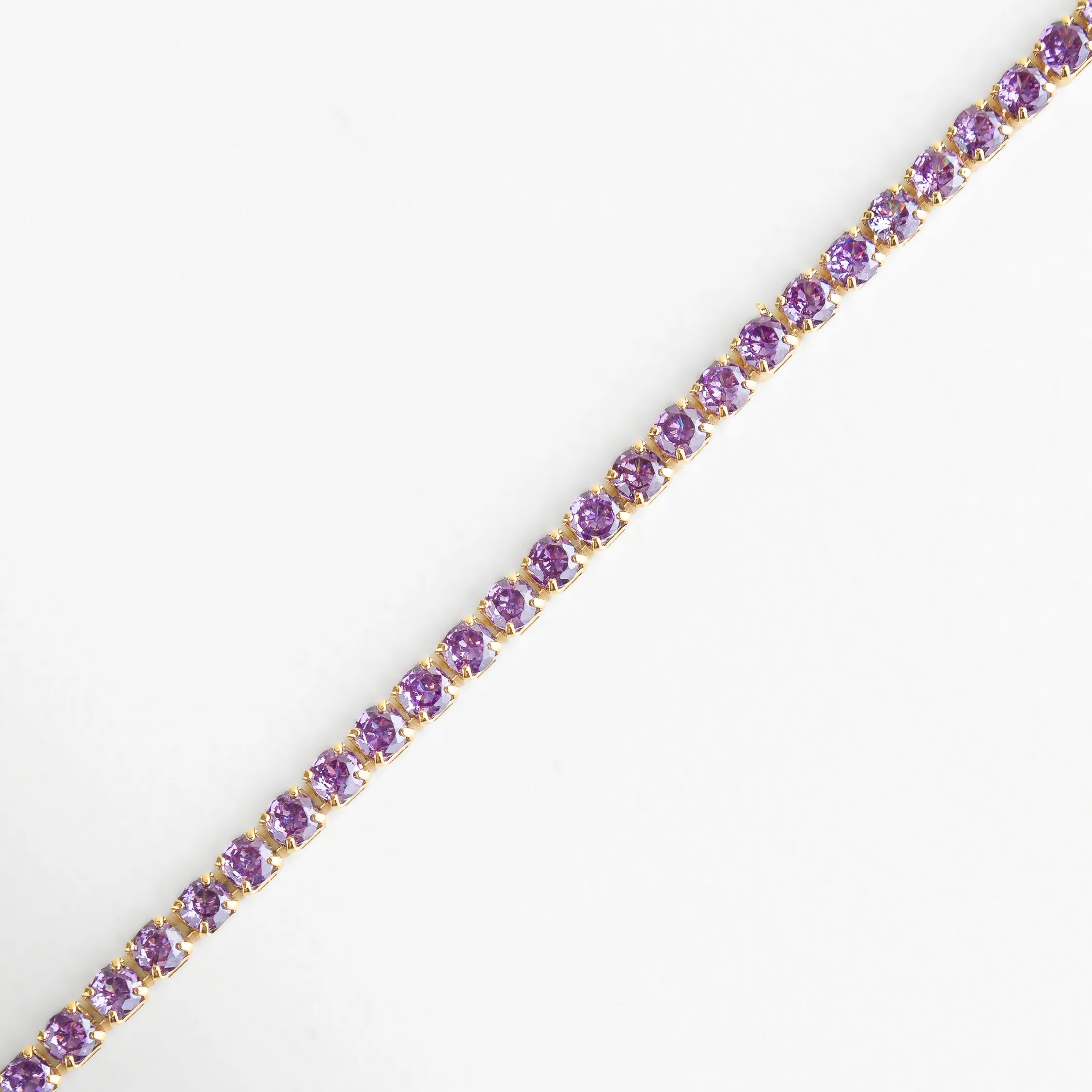 Diseño brillante con cristales color lavanda, una pieza moderna con encanto femenino.