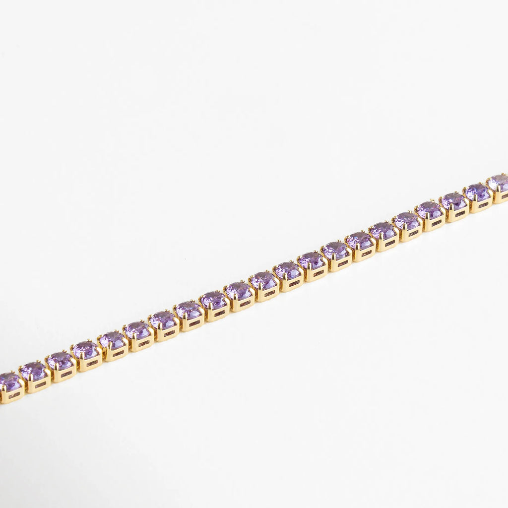 Estructura dorada con cristales redondos en tono violeta, mostrando su brillo y acabado impecable.