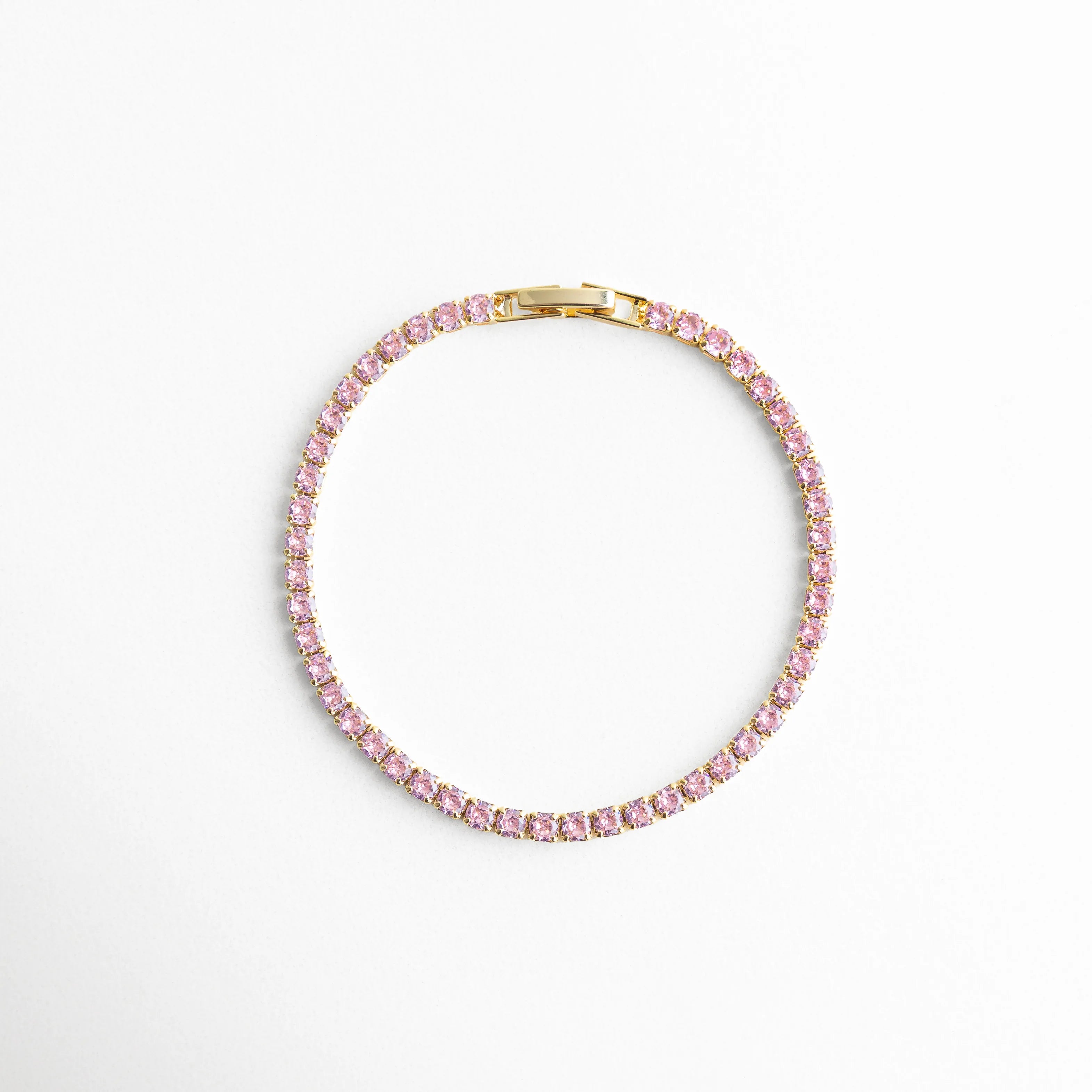 Pulsera completa multicolor con zirconias en diseño circular elegante, Vista cerrada de pulsera dorada tipo tenis con piedras arcoíris, Pulsera fina de 18 cm con zirconias brillantes en todo el contorno, Diseño completo de pulsera con acabado oro 18K y colores vibrantes, Pulsera elegante con zirconias multicolor en forma circular