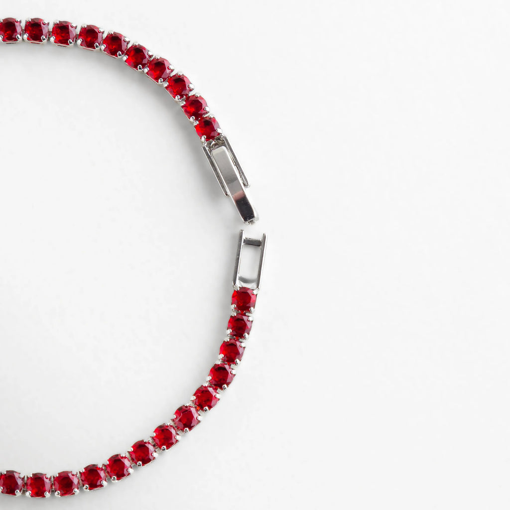 Detalle del sistema de cierre desplegable de la pulsera, práctico y con acabado pulido.