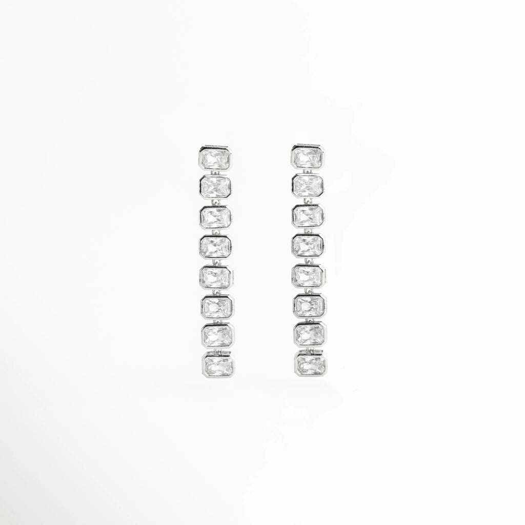 aretes rectos plateados, joyería minimal con piedras, aretes largos mujer, accesorios plateados chic, aretes elegantes de noche, joyería moderna femenina, aretes brillantes sofisticados, aretes de tendencia