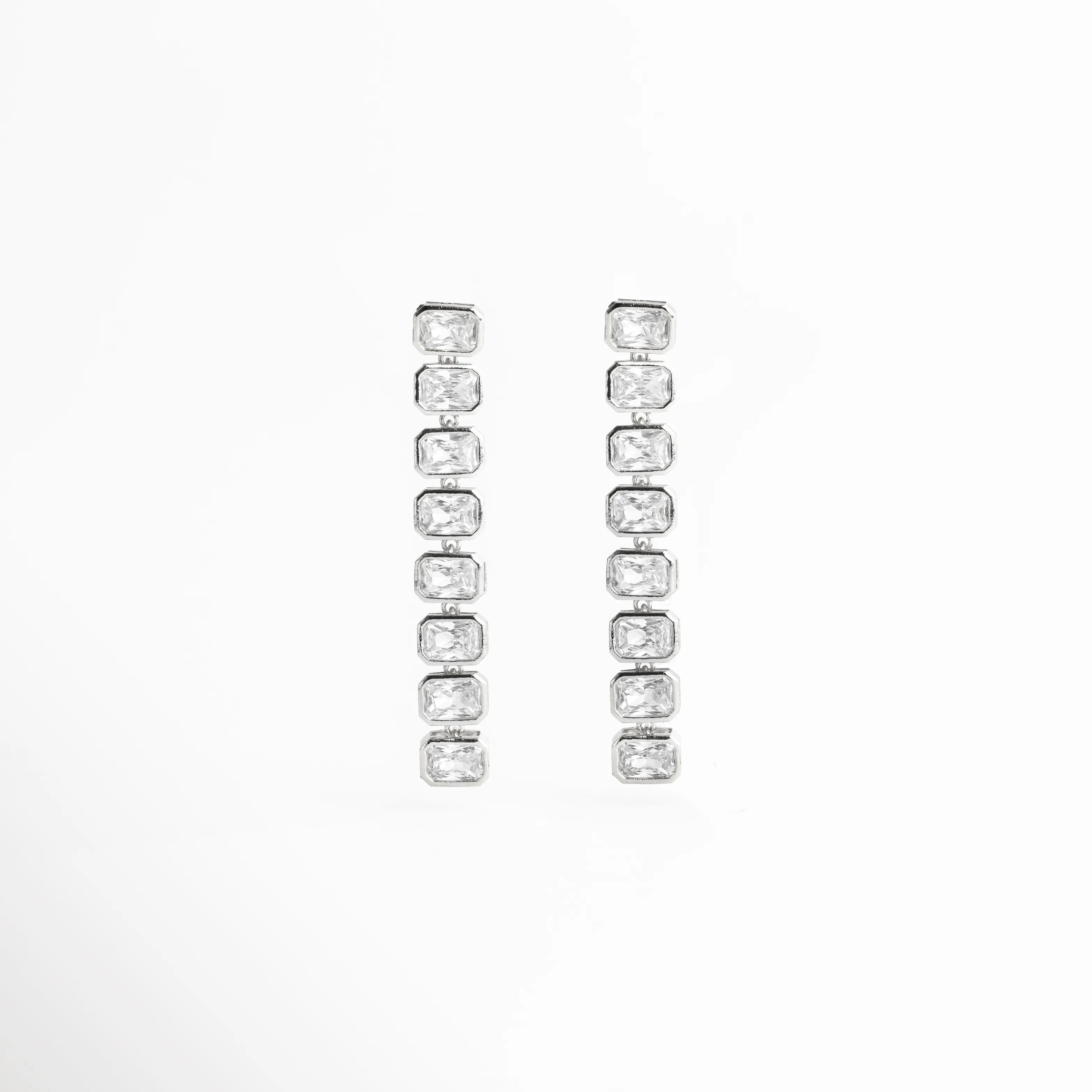 aretes rectos plateados, joyería minimal con piedras, aretes largos mujer, accesorios plateados chic, aretes elegantes de noche, joyería moderna femenina, aretes brillantes sofisticados, aretes de tendencia