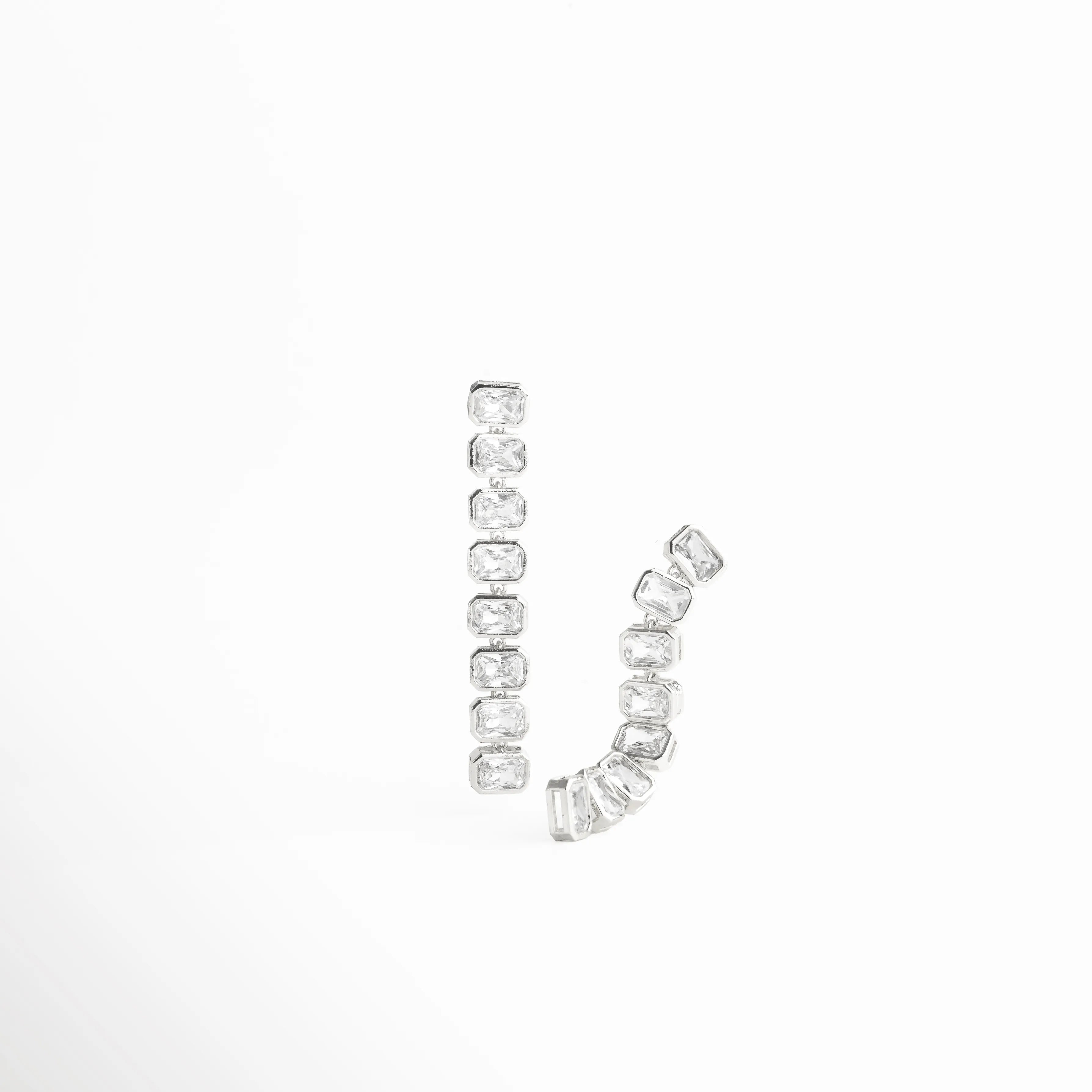 aretes plateados vista lateral, aretes curvos elegantes, joyería plateada moderna, aretes con diseño fluido, accesorios sofisticados mujer, aretes brillantes largos, joyería femenina contemporánea, aretes chic plateados