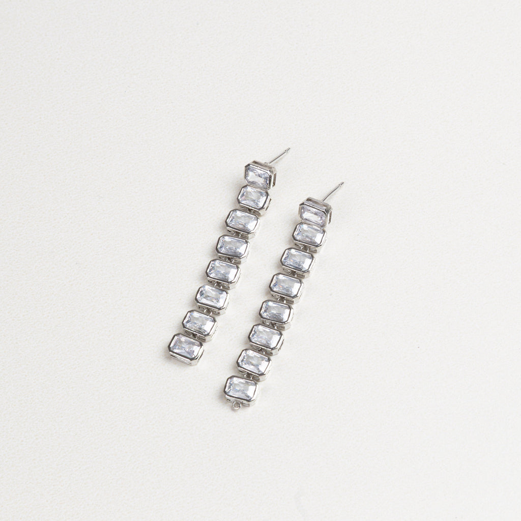 aretes elegantes para fiesta, joyería atemporal con chapa de oro, aretes colgantes para mujer, pendientes largos con brillo, aretes glam para ocasiones especiales