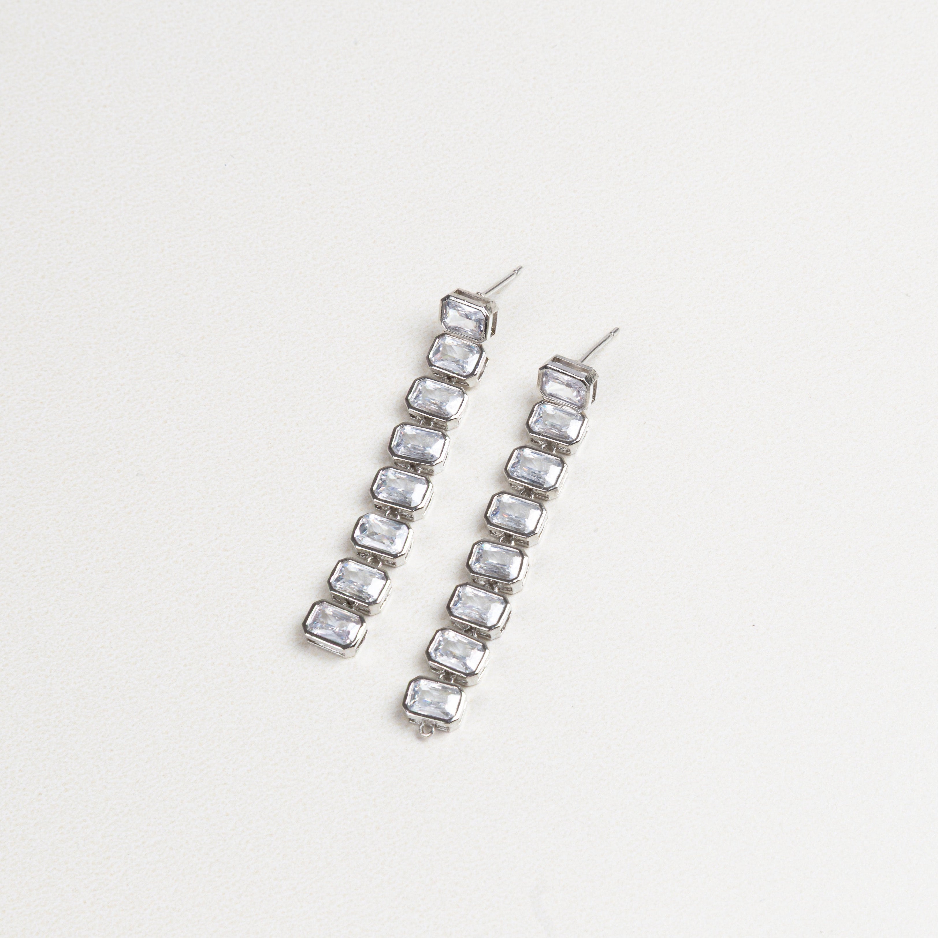 aretes elegantes para fiesta, joyería atemporal con chapa de oro, aretes colgantes para mujer, pendientes largos con brillo, aretes glam para ocasiones especiales