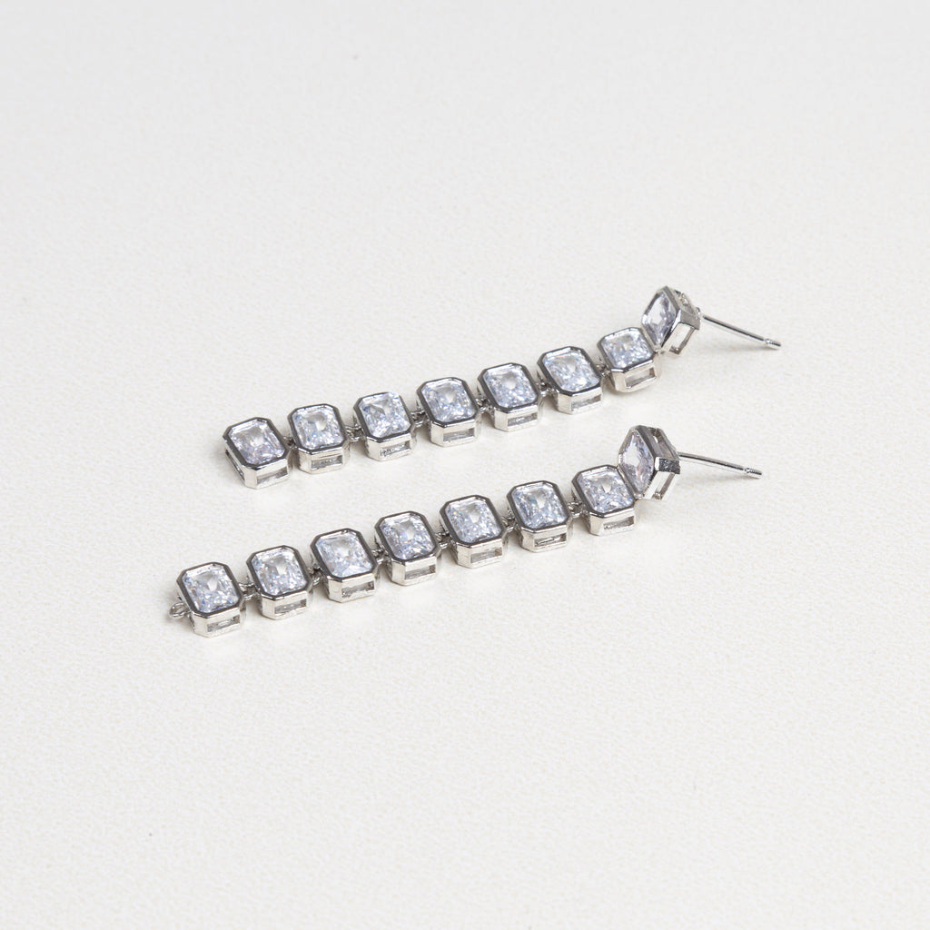 aretes largos con acabado brillante, aretes con zirconia cúbica, aretes de lujo asequibles, accesorios de noche con brillo, aretes finos de moda

