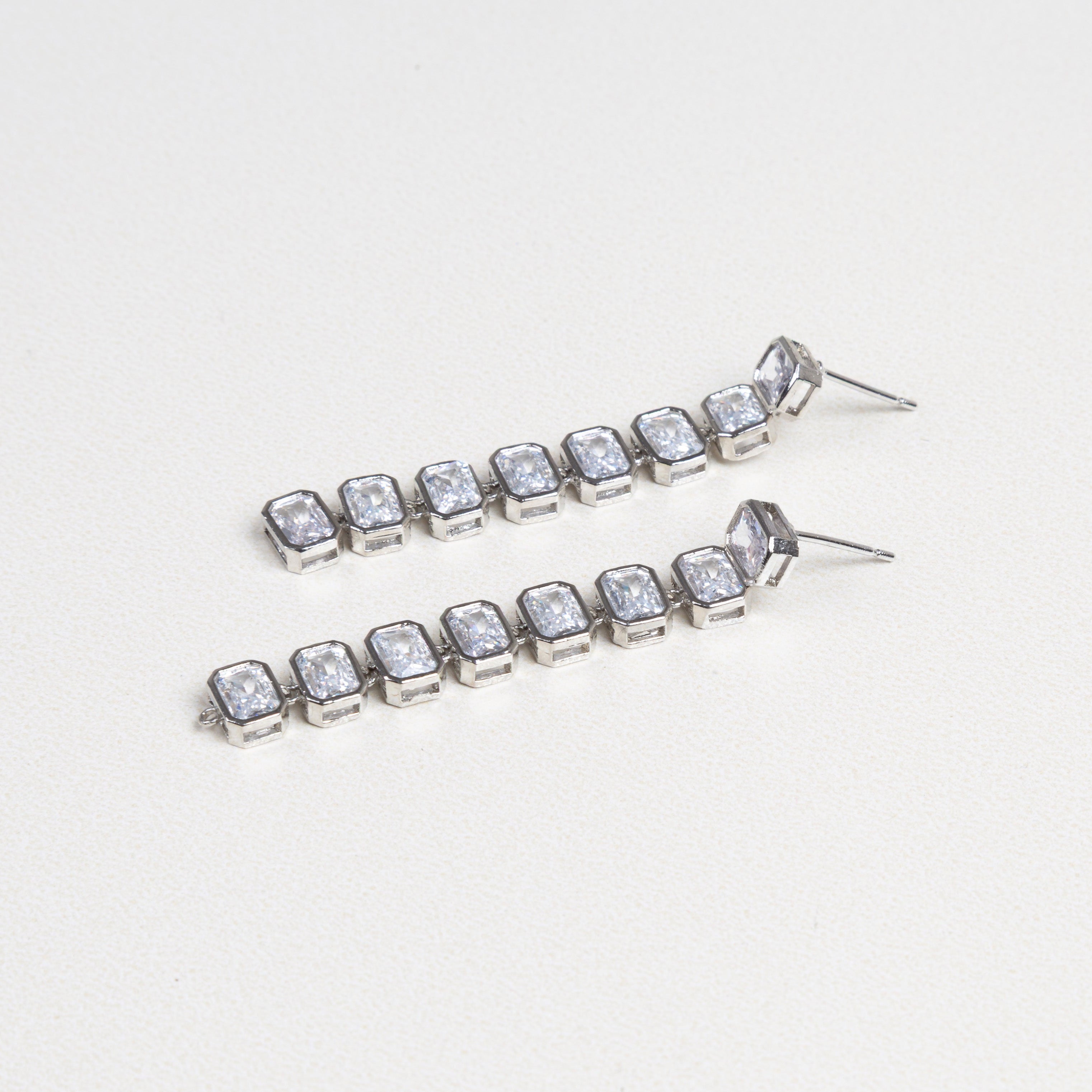 aretes largos con acabado brillante, aretes con zirconia cúbica, aretes de lujo asequibles, accesorios de noche con brillo, aretes finos de moda

