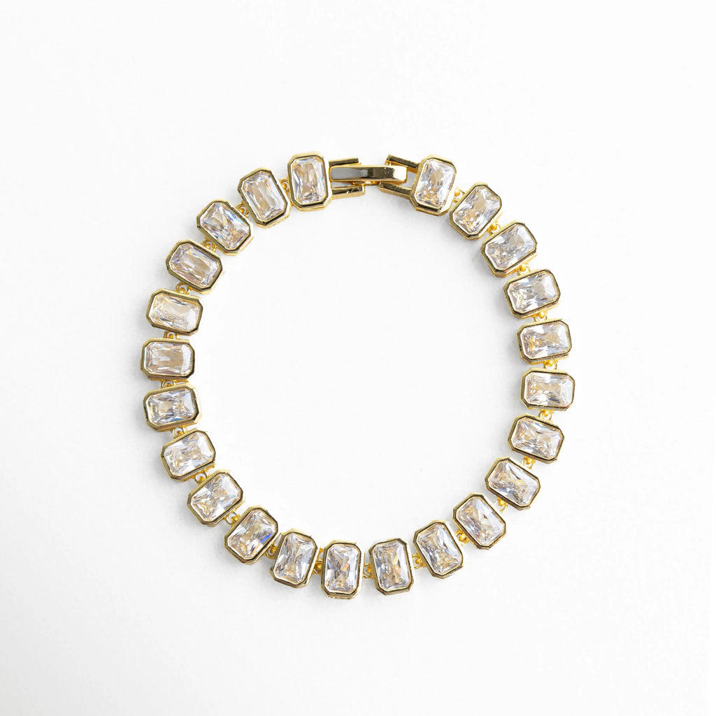 Pulsera dorada con zirconias brillantes y diseño elegante tipo tenis. Pulsera Jung dorada con piedras zirconia y acabado en oro 18K, Pulsera fina dorada con fila continua de zirconias brillantes, Pulsera elegante dorada con diseño sofisticado y moderno, Pulsera tipo tenis dorada con incrustaciones de zirconia