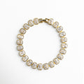 Pulsera dorada con zirconias brillantes y diseño elegante tipo tenis. Pulsera Jung dorada con piedras zirconia y acabado en oro 18K, Pulsera fina dorada con fila continua de zirconias brillantes, Pulsera elegante dorada con diseño sofisticado y moderno, Pulsera tipo tenis dorada con incrustaciones de zirconia