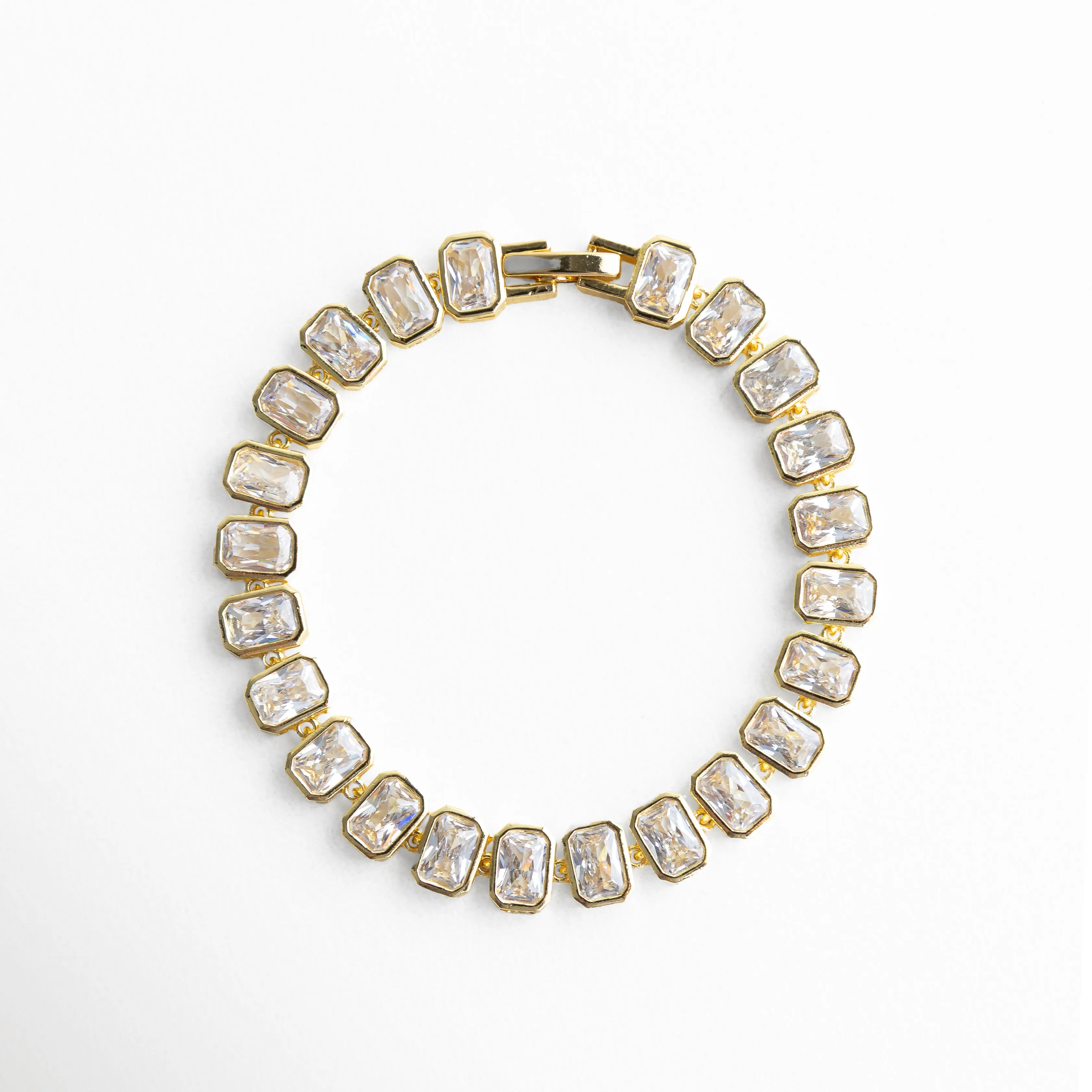 Pulsera dorada con zirconias brillantes y diseño elegante tipo tenis. Pulsera Jung dorada con piedras zirconia y acabado en oro 18K, Pulsera fina dorada con fila continua de zirconias brillantes, Pulsera elegante dorada con diseño sofisticado y moderno, Pulsera tipo tenis dorada con incrustaciones de zirconia