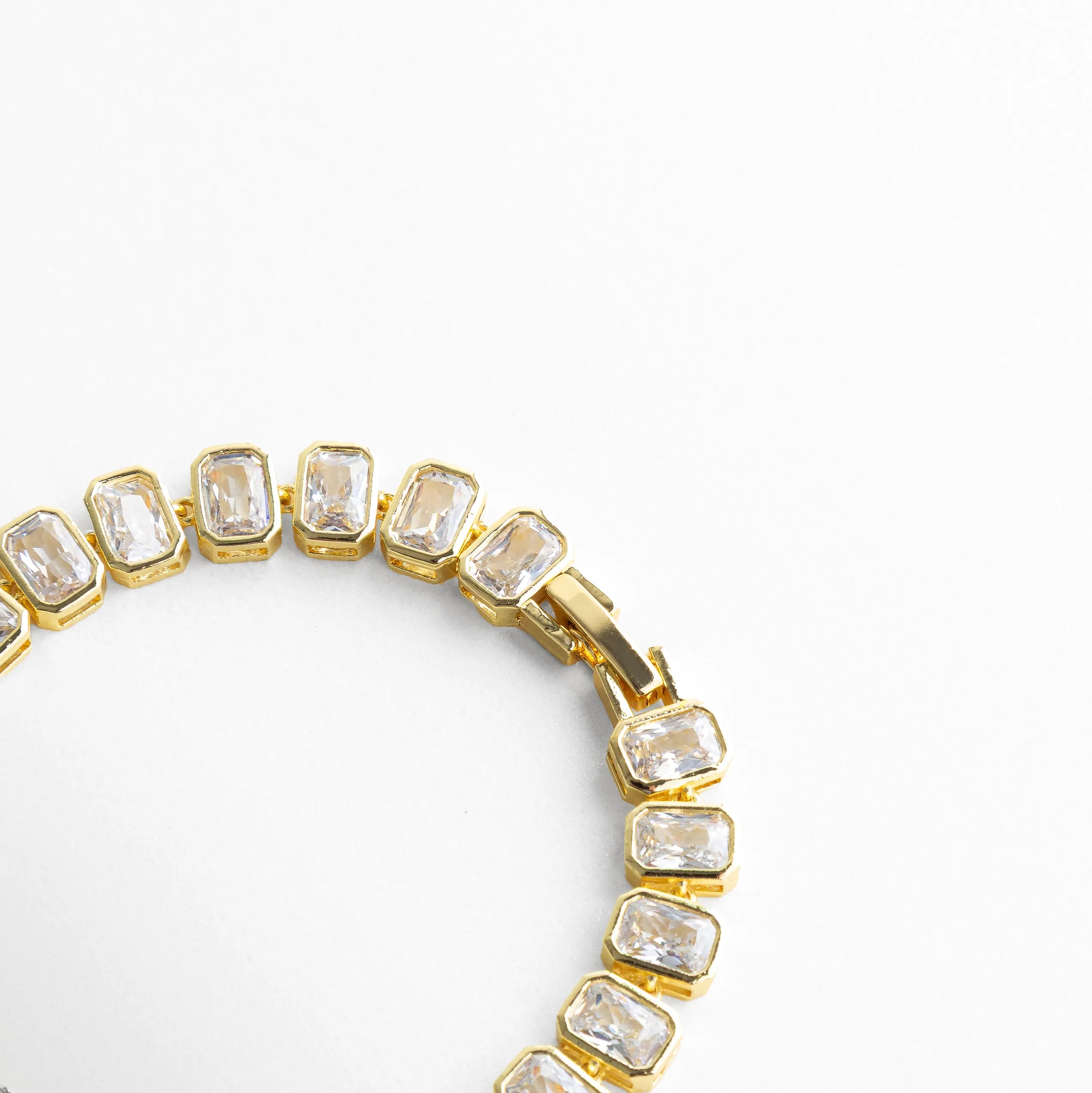 Pulsera dorada en forma circular con zirconias brillantes, Vista cerrada de pulsera tipo tenis dorada elegante, Pulsera completa en círculo con diseño continuo de piedras zirconia, Forma redonda de pulsera con acabado dorado sofisticado, Pulsera tipo aro dorada con zirconias brillantes