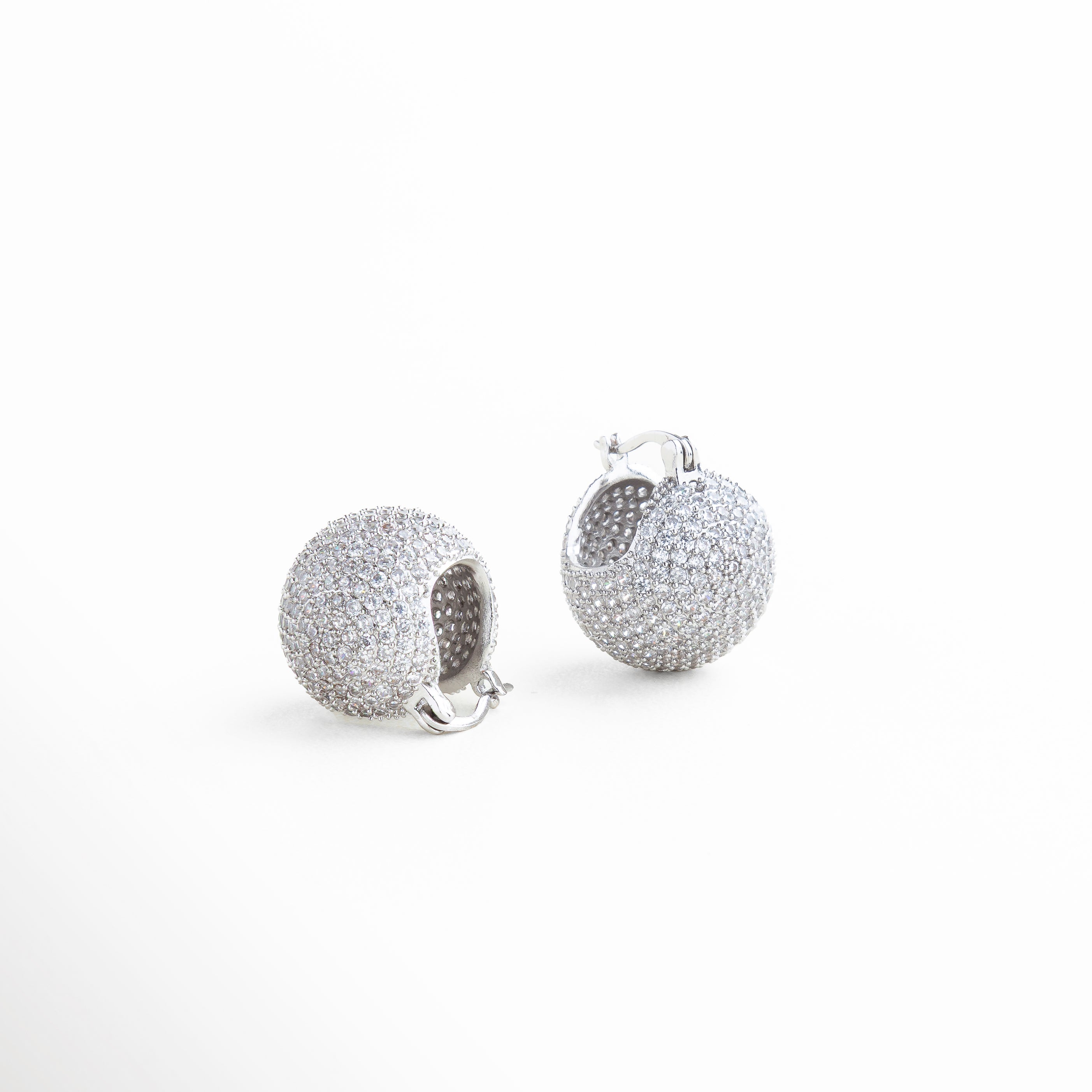 Pendientes pequeños en chapa de plata 18K con zirconias brillantes, Aretes delicados en recubrimiento plata con incrustaciones de zirconias, Pendientes minimalistas plateados con piedras brillantes de zirconia, Aretes sofisticados en plata con zirconias para eventos