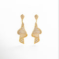 aretes largos dorados con zirconias brillantes, diseño glamuroso de aretes statement en chapa de oro, vista completa de aretes con caída elegante, par de aretes dorados con forma alargada y movimiento, joyería dorada de noche con incrustaciones luminosas