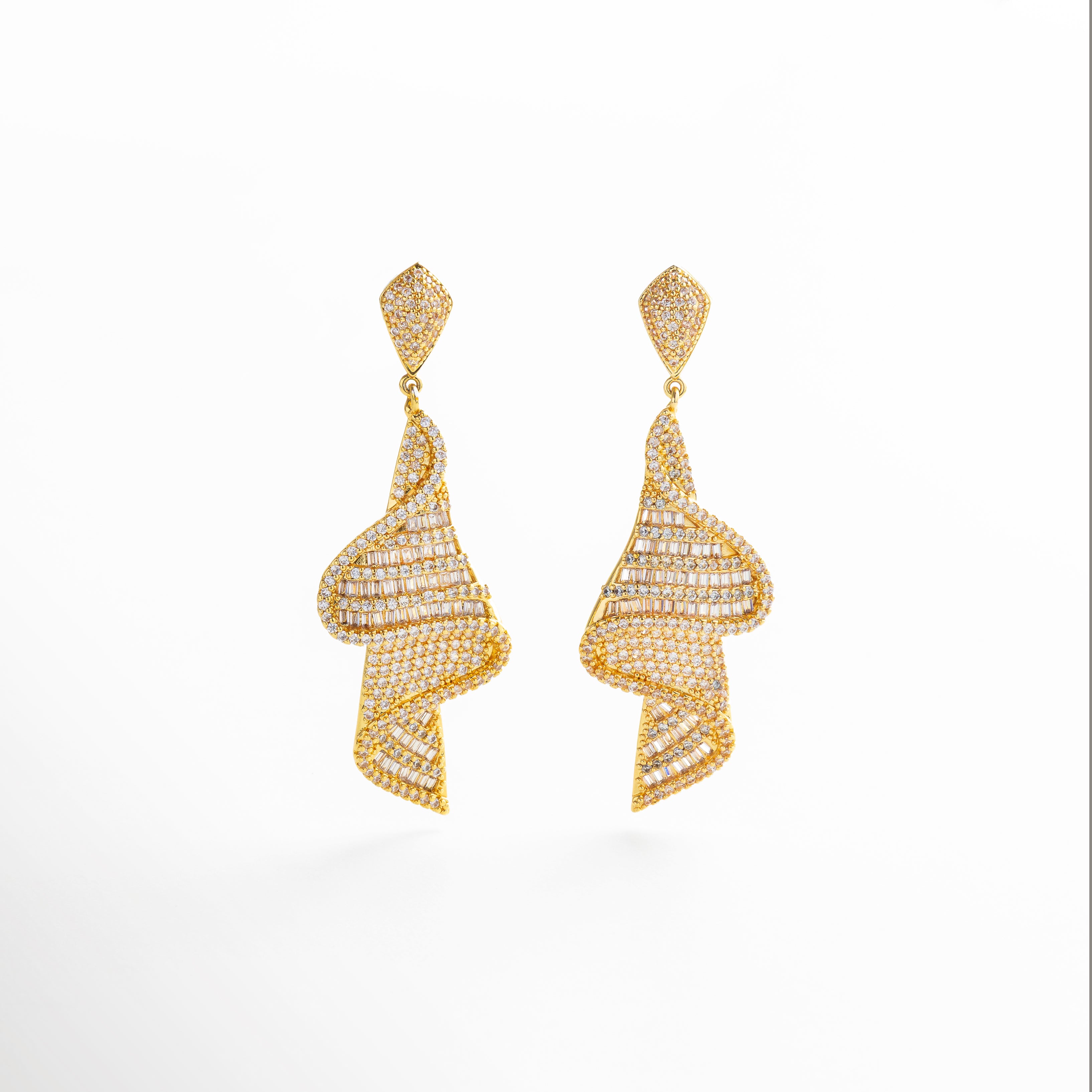 aretes largos dorados con zirconias brillantes, diseño glamuroso de aretes statement en chapa de oro, vista completa de aretes con caída elegante, par de aretes dorados con forma alargada y movimiento, joyería dorada de noche con incrustaciones luminosas