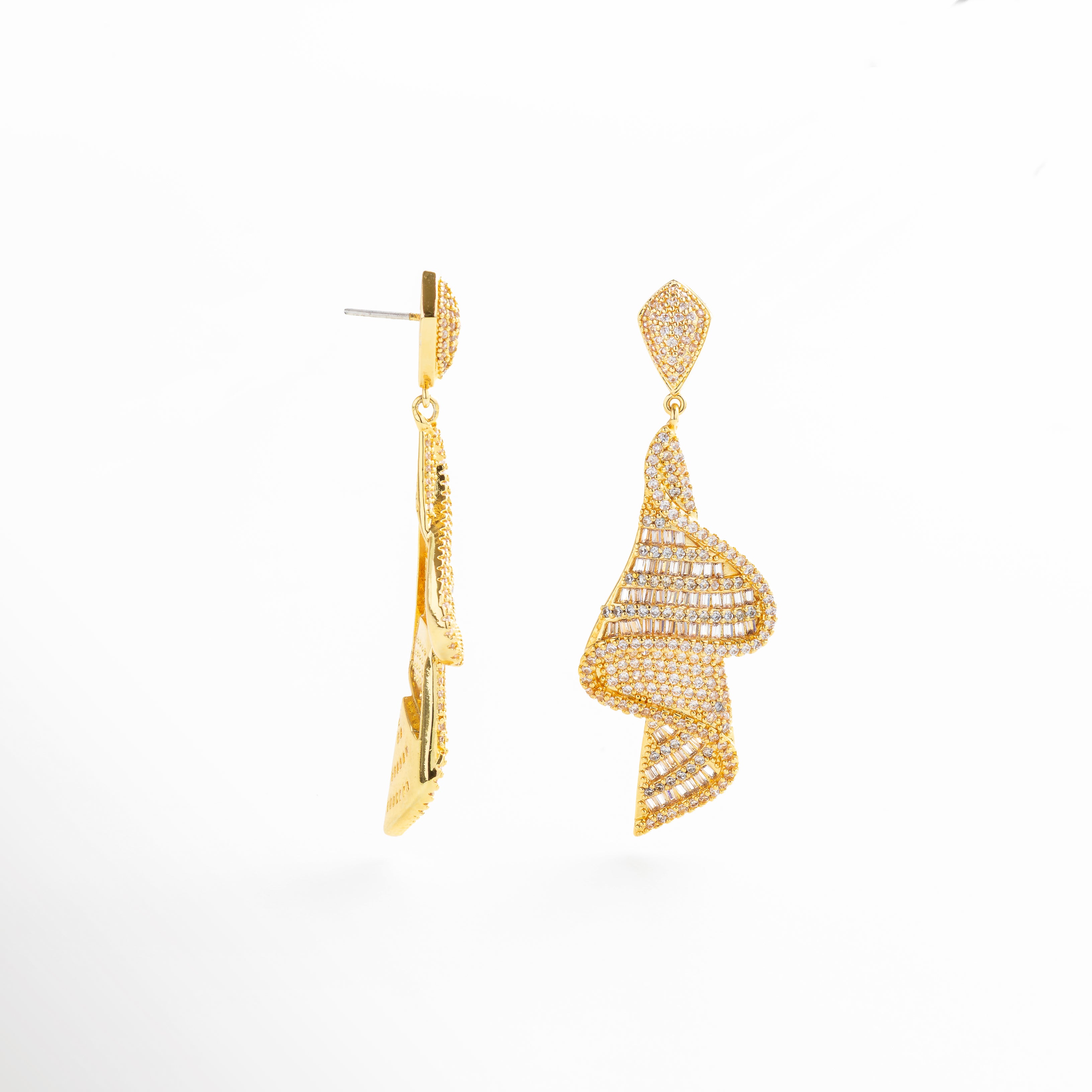 aretes largos dorados usados en look de noche, caída elegante con movimiento en cada paso, combinación de glamour y brillo en outfit sofisticado, cómo lucen los aretes Mona Lisa puestos, pieza protagonista para looks nocturnos