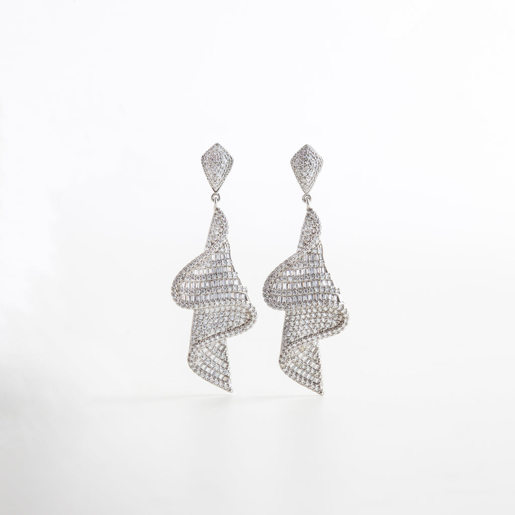 Aretes largos dorados con zirconias para look de noche, Aretes Mona Lisa con baño de oro 14K y diseño glamoroso, Par de aretes con caída elegante y brillo sofisticado, Aretes de fiesta con zirconias brillantes y diseño alargado