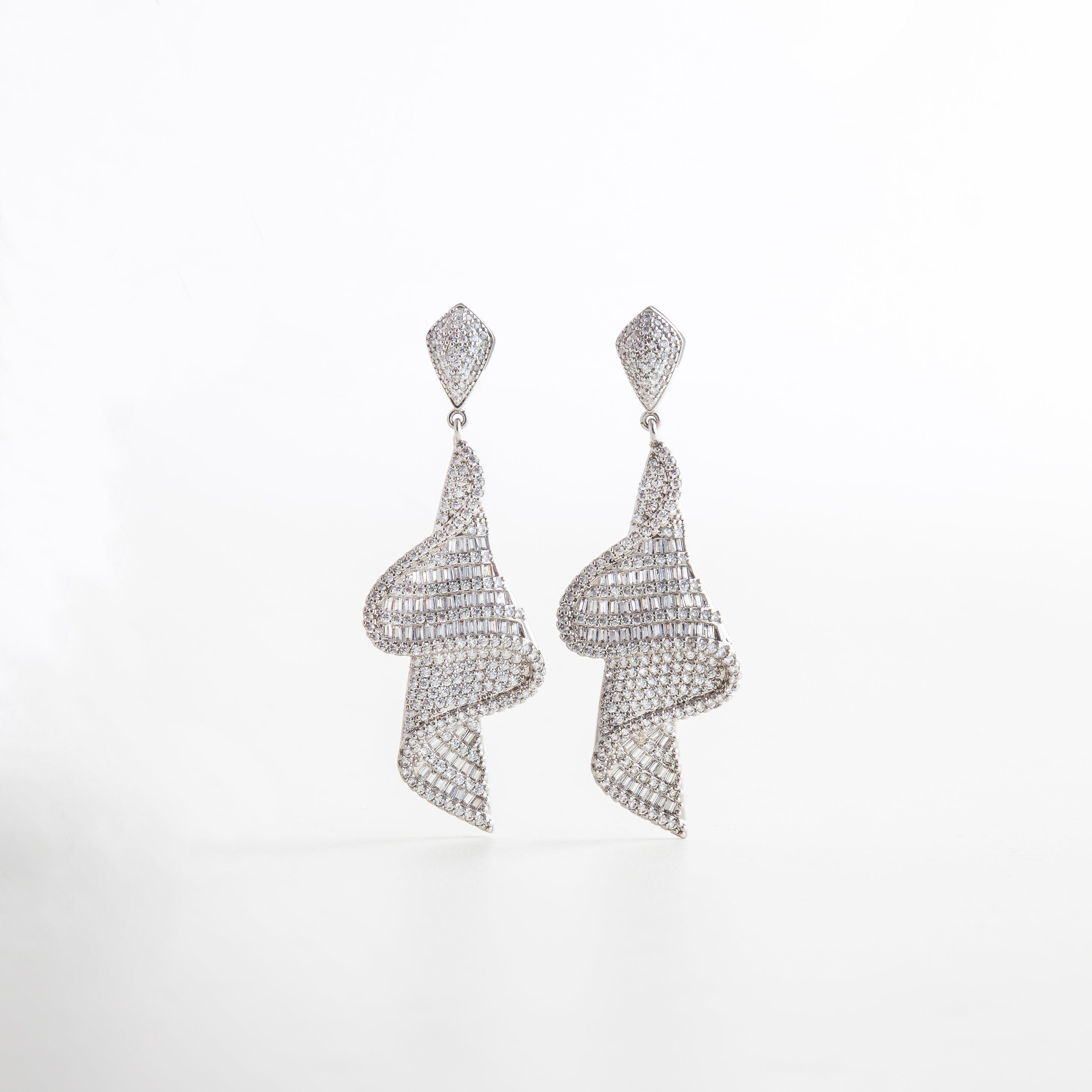 Aretes largos dorados con zirconias para look de noche, Aretes Mona Lisa con baño de oro 14K y diseño glamoroso, Par de aretes con caída elegante y brillo sofisticado, Aretes de fiesta con zirconias brillantes y diseño alargado