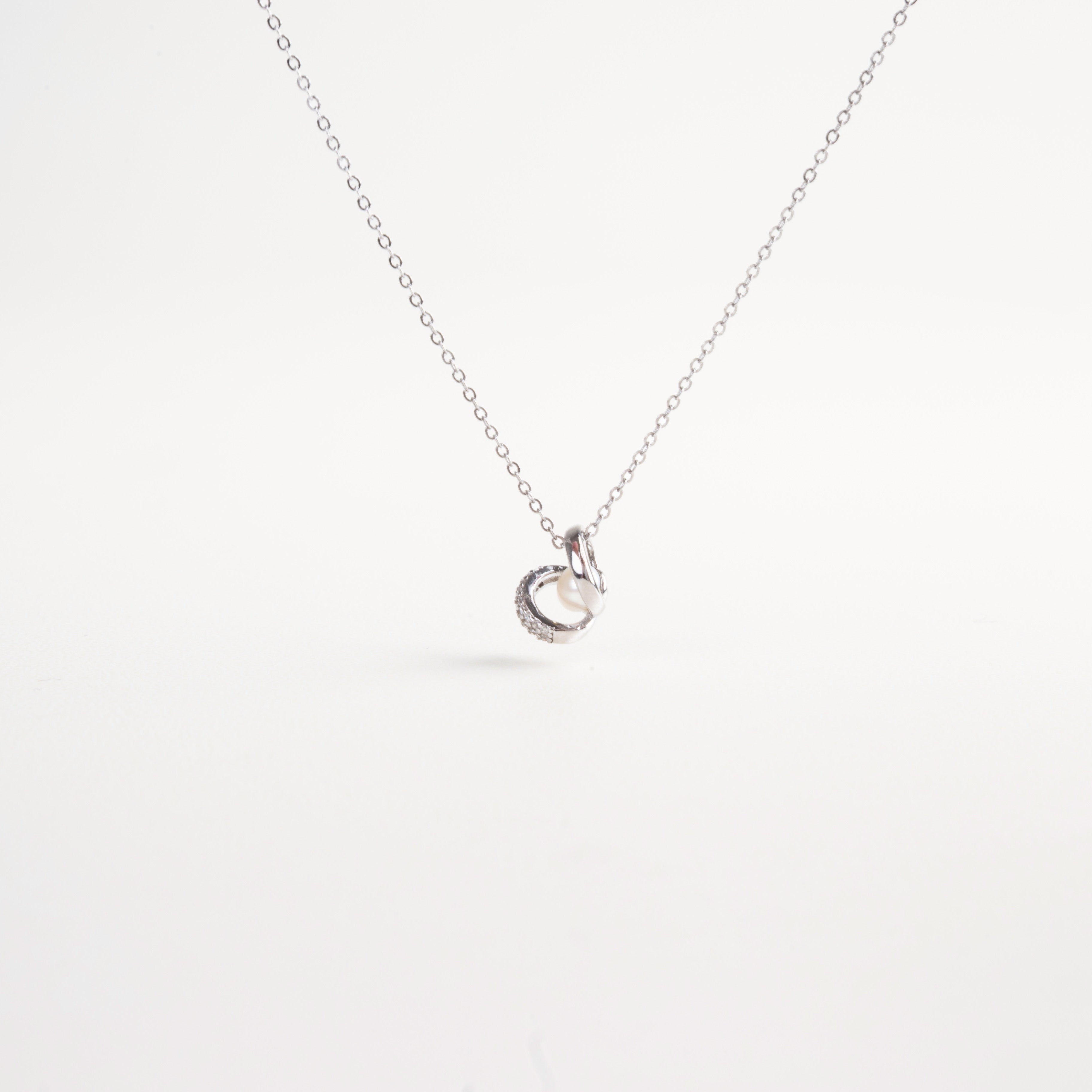 Collar sutil para mujer, Accesorio sofisticado, Collar discreto con encanto, Collar con incrustaciones de zirconia